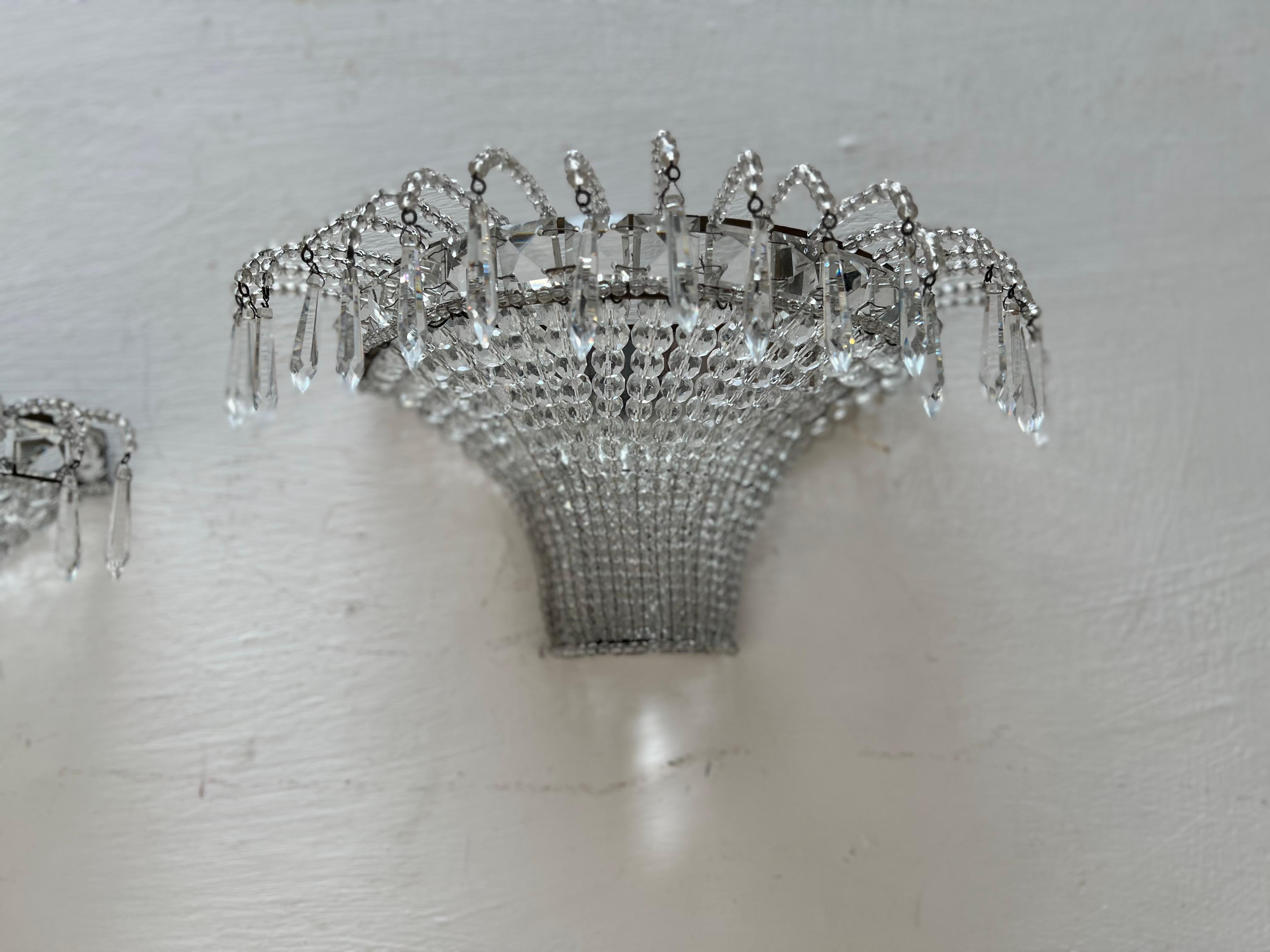 Paar Art-Déco-Wandleuchter „Halbkorb“ aus geschliffenem Kristall,  Frankreich, ca. 1920er Jahre (Frühes 20. Jahrhundert) im Angebot