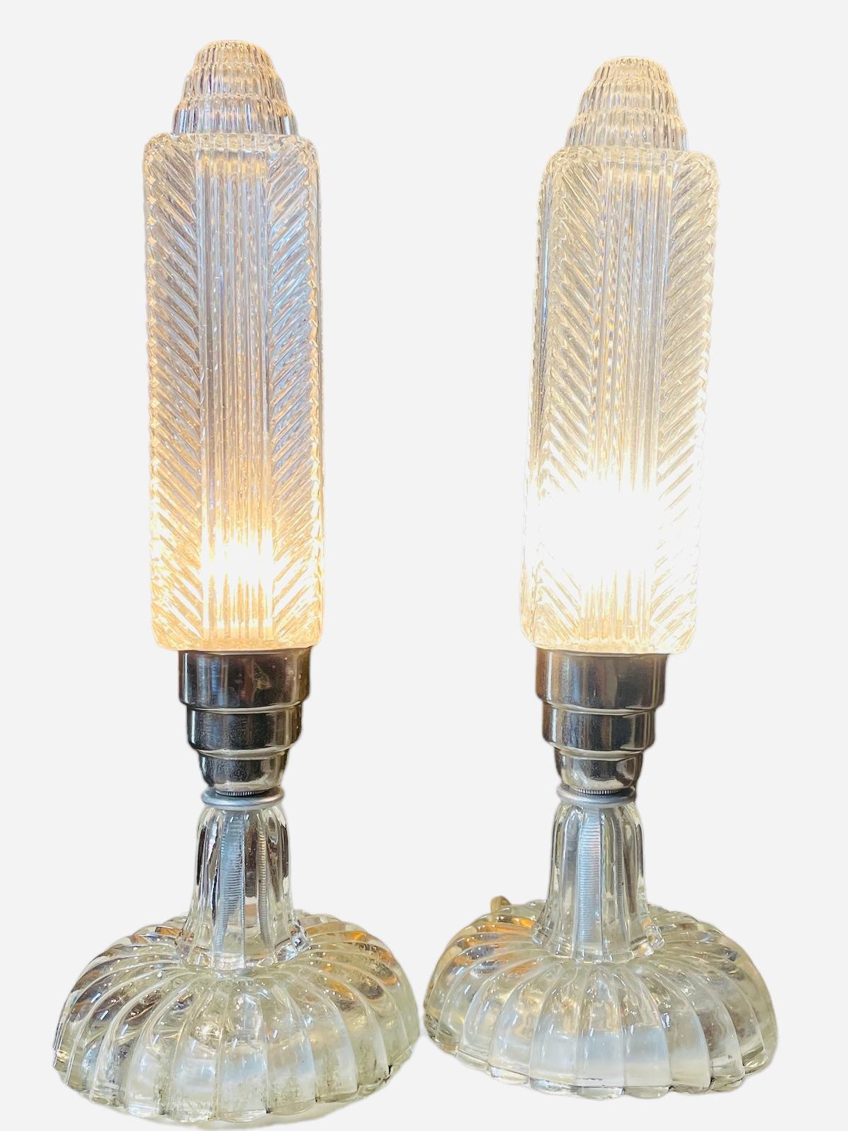 Cristal Paire de lampes de table Art déco en cristal taillé en vente