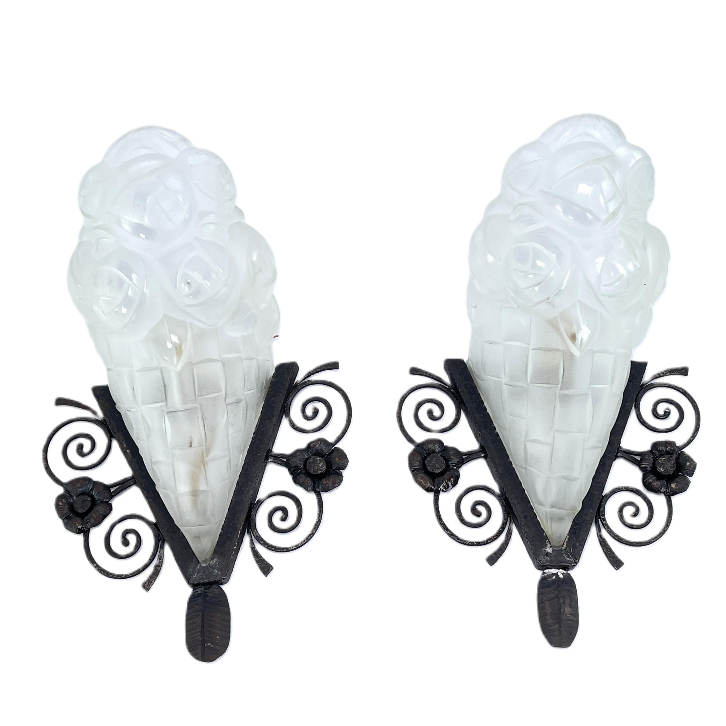 Pareja de apliques Art Déco de Degué

Estos originales apliques de Degué impresionan por su diseño Art Déco sencillo y funcional. Ambas lámparas están firmadas y proporcionan una luz muy agradable. 

Estas lámparas de pared de la elegante