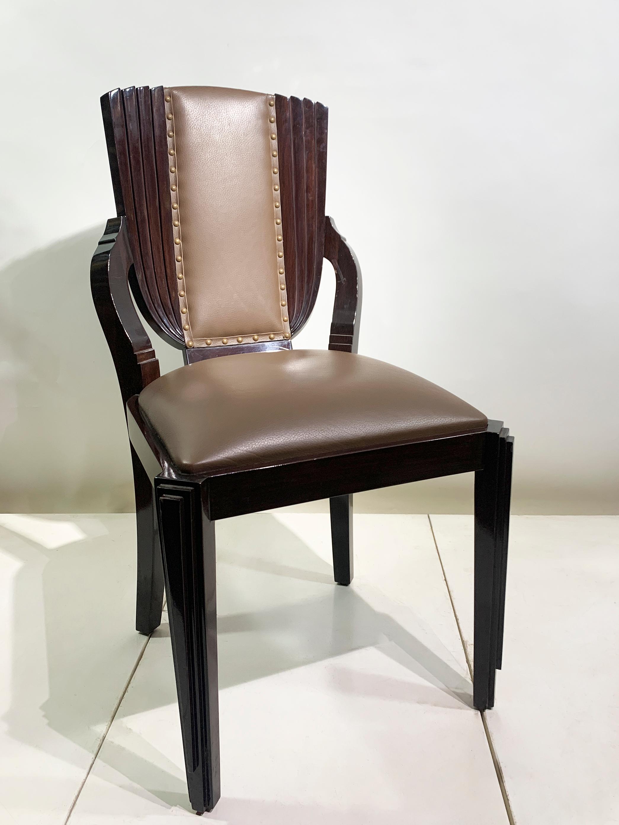 Français Paire de chaises de salle à manger Art Déco en Wood Wood sombre et  Cuir, Circa 1930s en vente