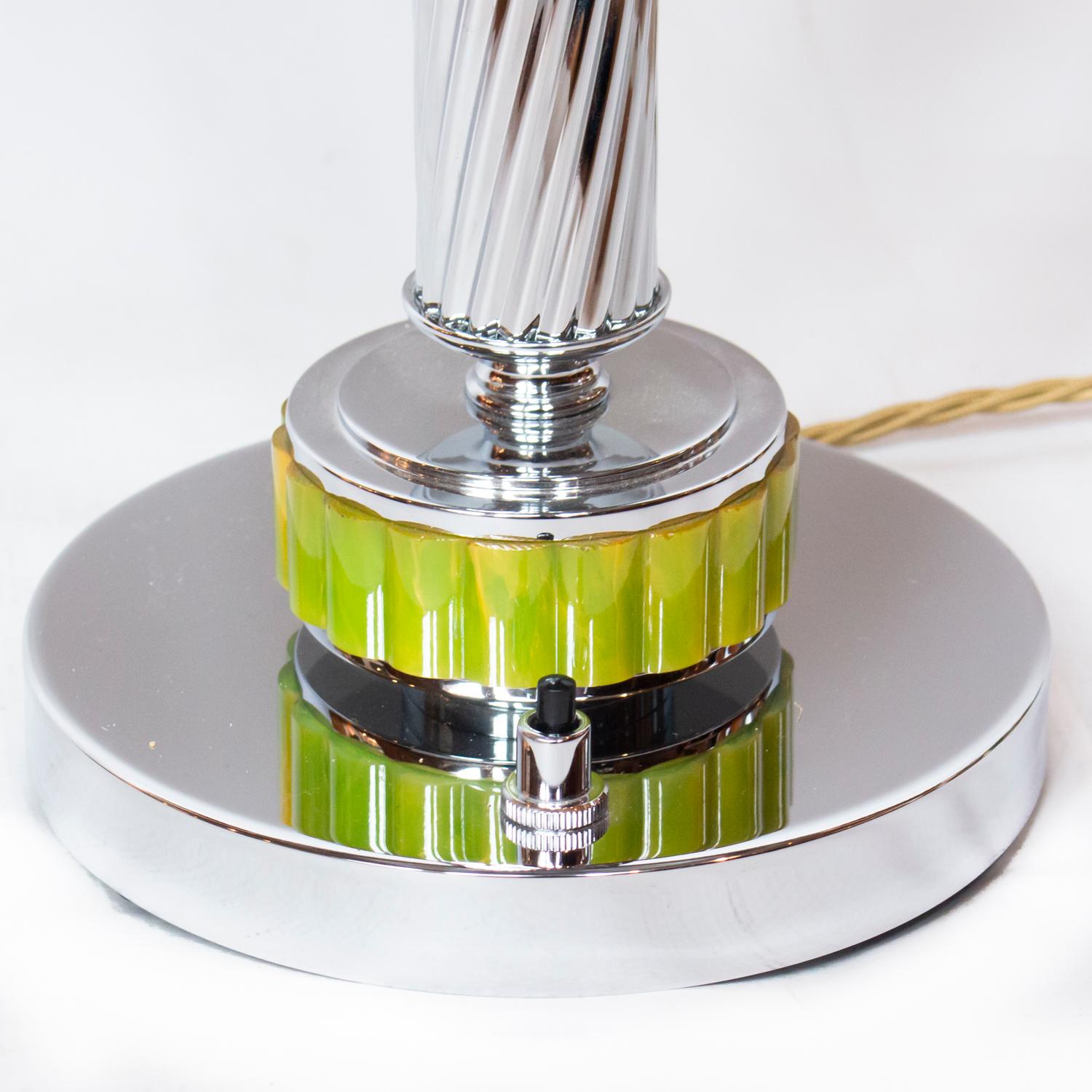 A pair of Art Deco dome lamps with chrome domed shades. Bevelled chromed metal stem with reeded green bakelite section between chrome base. Marbled green bakelite finial to top.

Dimensions: H 50cm W of shade 36cm W of base 15cm

Origin: