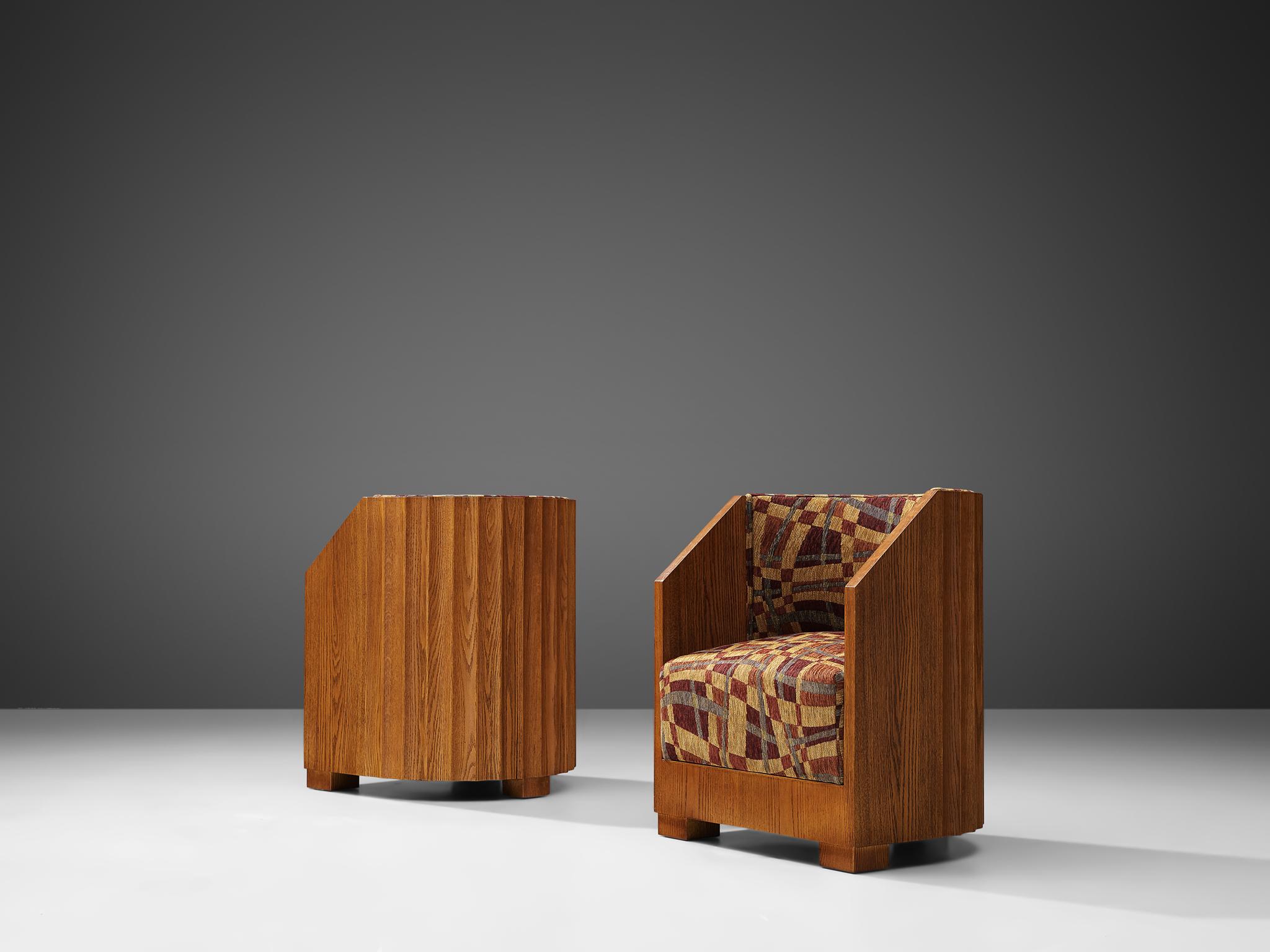 Fauteuils Art déco, chêne, tapisserie à motifs multicolores, États-Unis, années 1920

Un ensemble de chaises Art Déco confortables et élégantes en chêne. Ces chaises ont un aspect sculptural avec leurs dossiers dentelés en chêne. Le bois de chêne