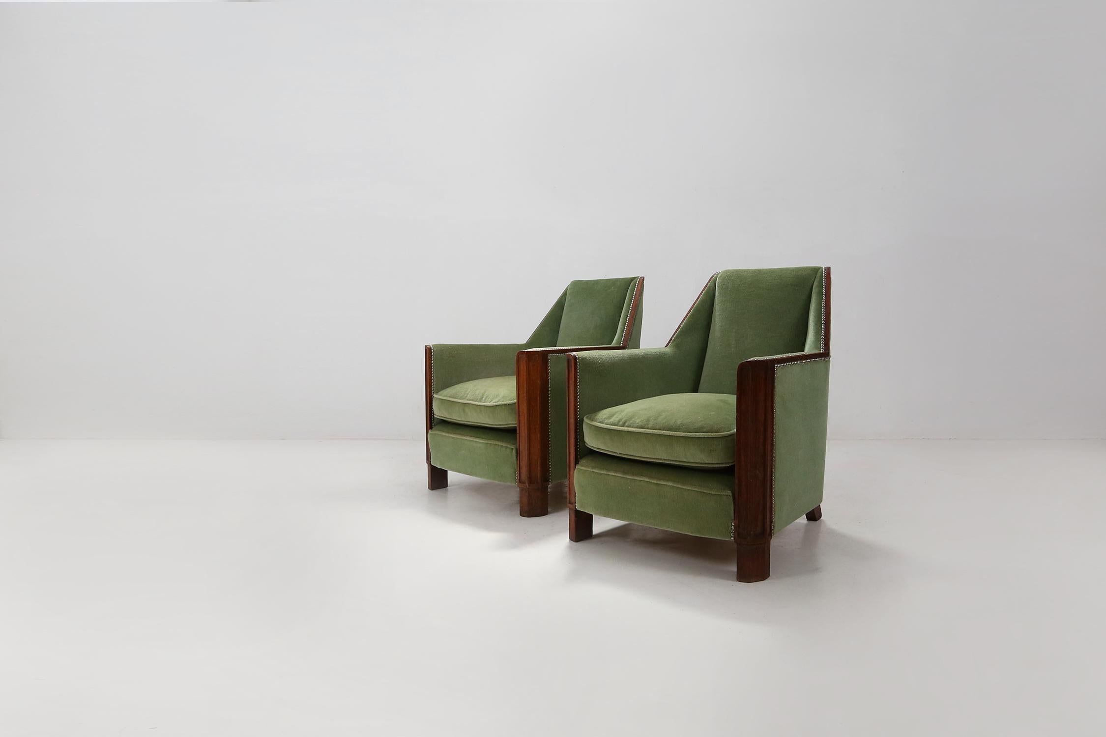 French Art Deco easy chairs made of velvet green and oak, 1920.

A set of comfortable and elegant Art Deco chairs in velvet green. These chairs have a sculptural front with their serrated armrests. The geometrical shape of these chairs make them a