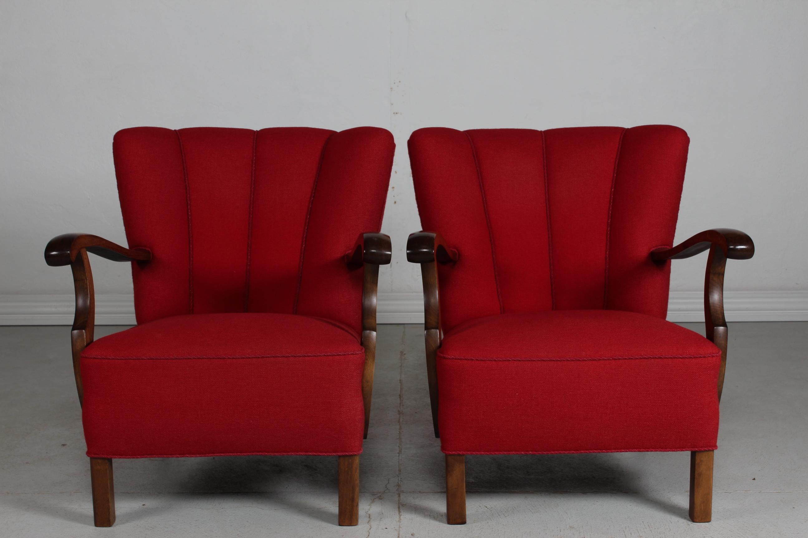 Voici une paire de fauteuils easy- et lounge Art Deco dans le style Viggo Boesen des années 1930-1940. 
Elles sont fabriquées avec un dossier ondulé en hêtre teinté foncé tapissé de laine hallingdal rouge.
Fabriqué par un menuisier qualifié et un