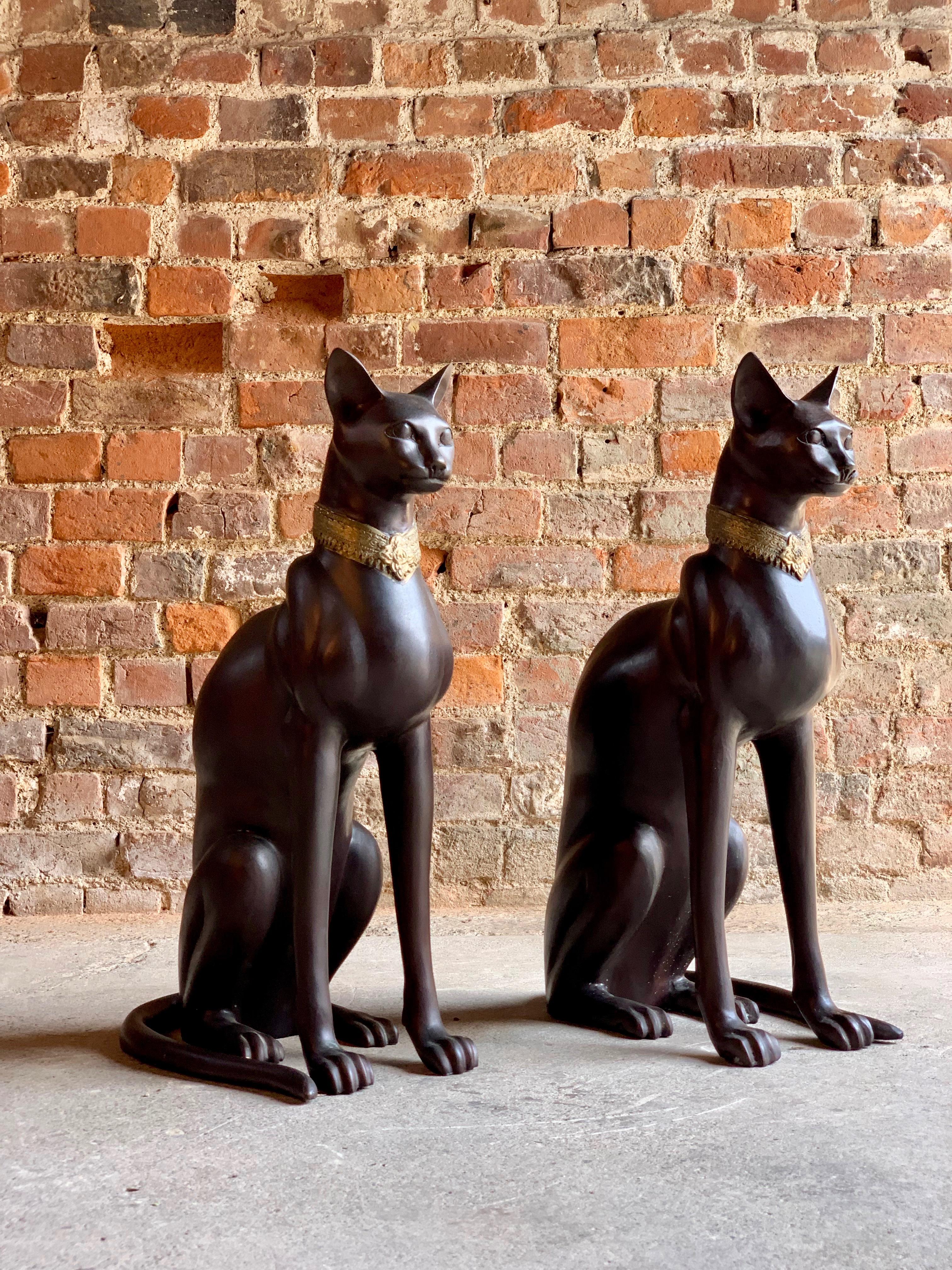 Pair of Art Deco Egyptian Revival Bronze Cats Signed A. Toit France, circa 1970 1