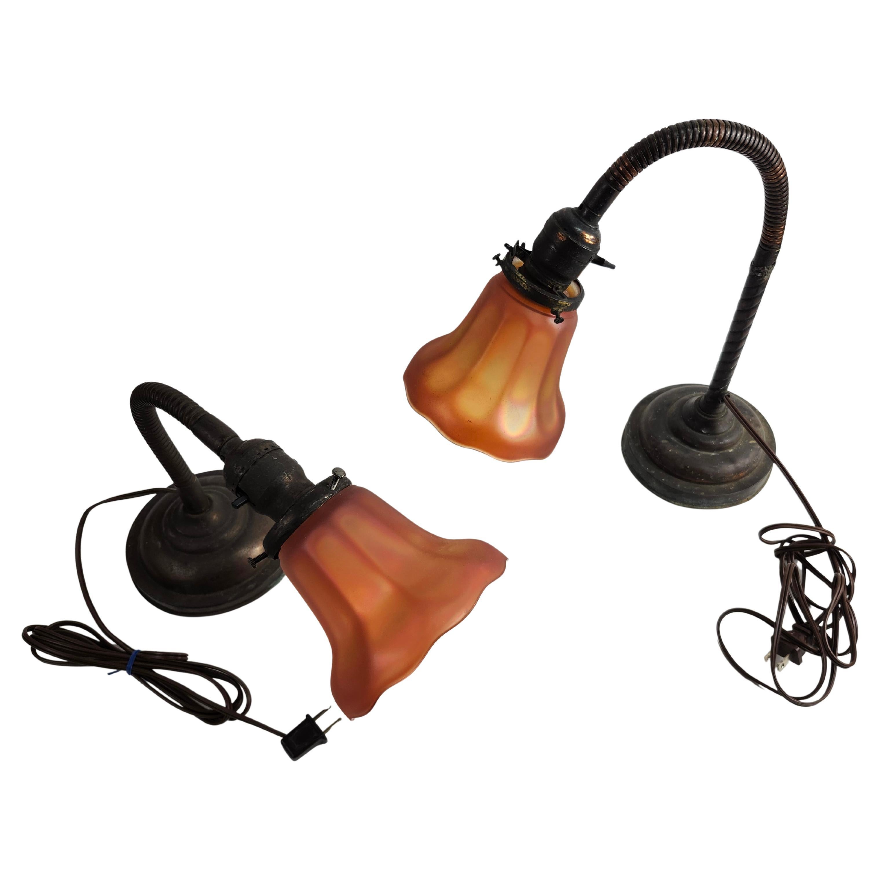 Fantastique paire de lampes de bureau de style industriel C1935 avec des abat-jours en verre d'art Aurene. Lampes à col de cygne quelque peu réglables. Les bases sont lourdement lestées pour assurer la stabilité et le style. Recâblage pour la