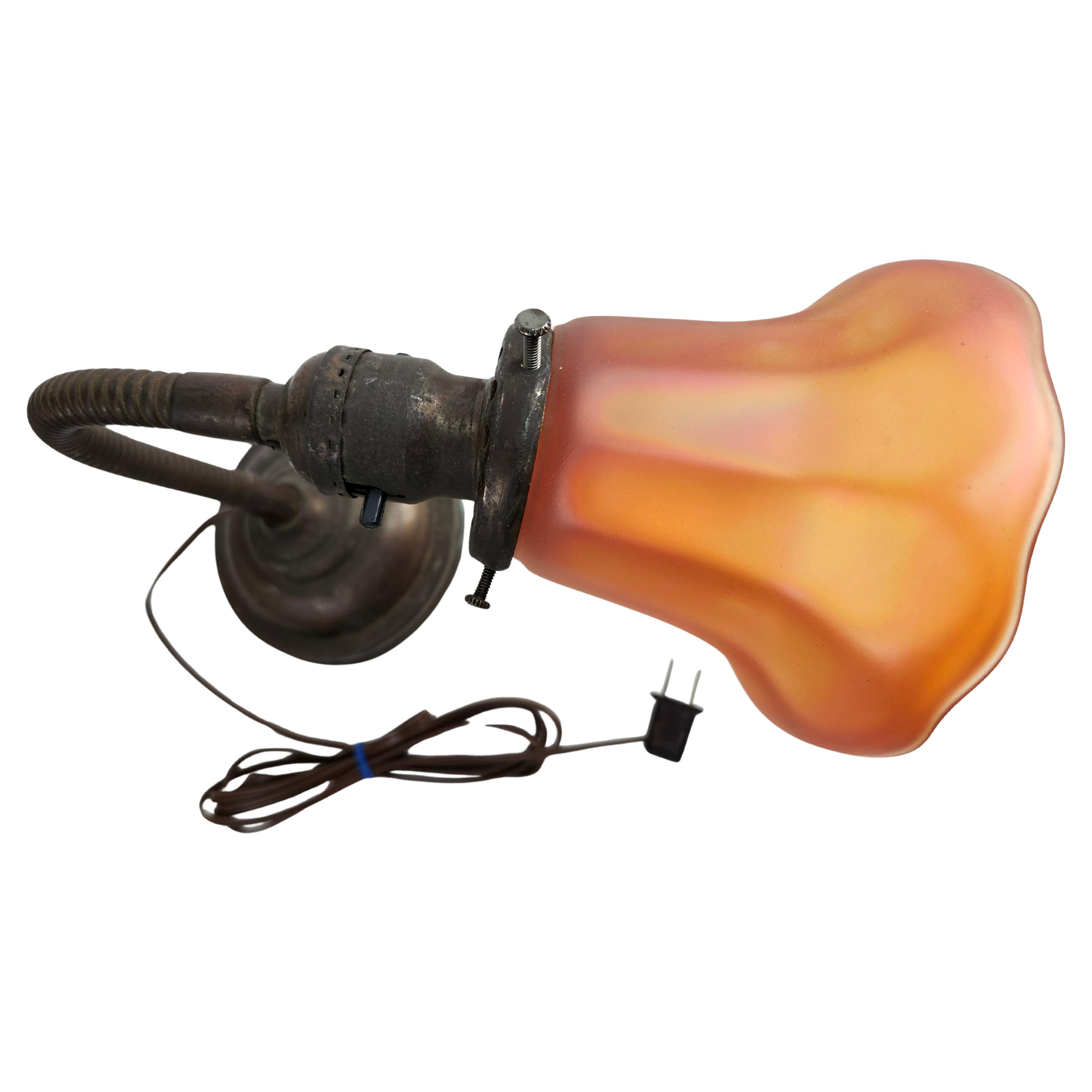 Industriel Paire de lampes de bureau à col de cygne de l'époque Art Déco avec abat-jours Aurène en vente
