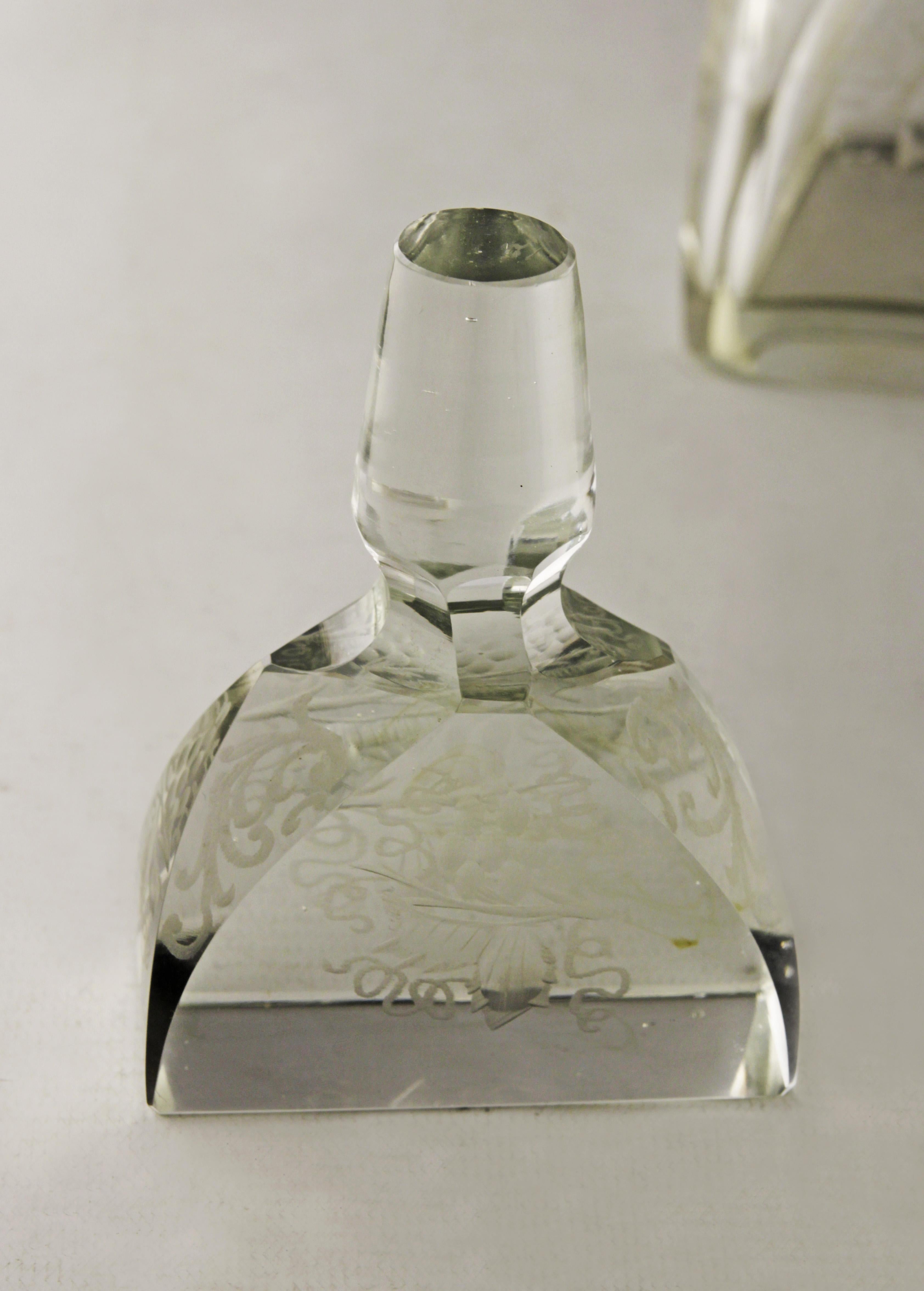Pareja de licoreras Art Déco de vidrio grabado con cuello de plata de ley Art Decó en venta