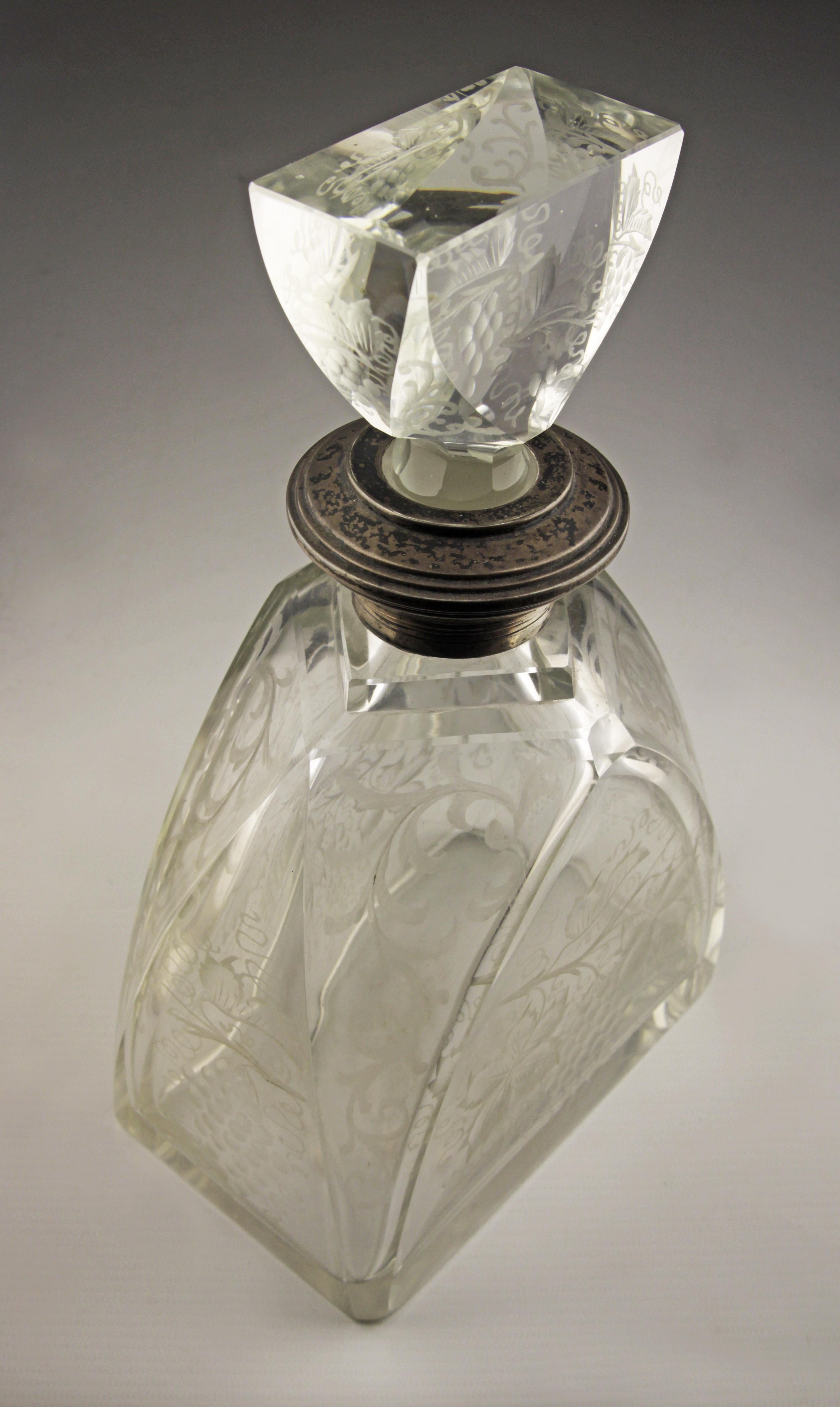 20ième siècle Paire de carafes à liqueur en verre gravé Art Déco avec cols en argent Sterling en vente