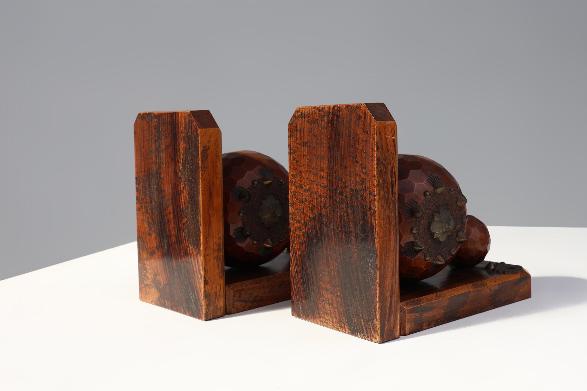 Pair of Art Deco faceted ball bookends in oak with metal decorations, France For Sale 4