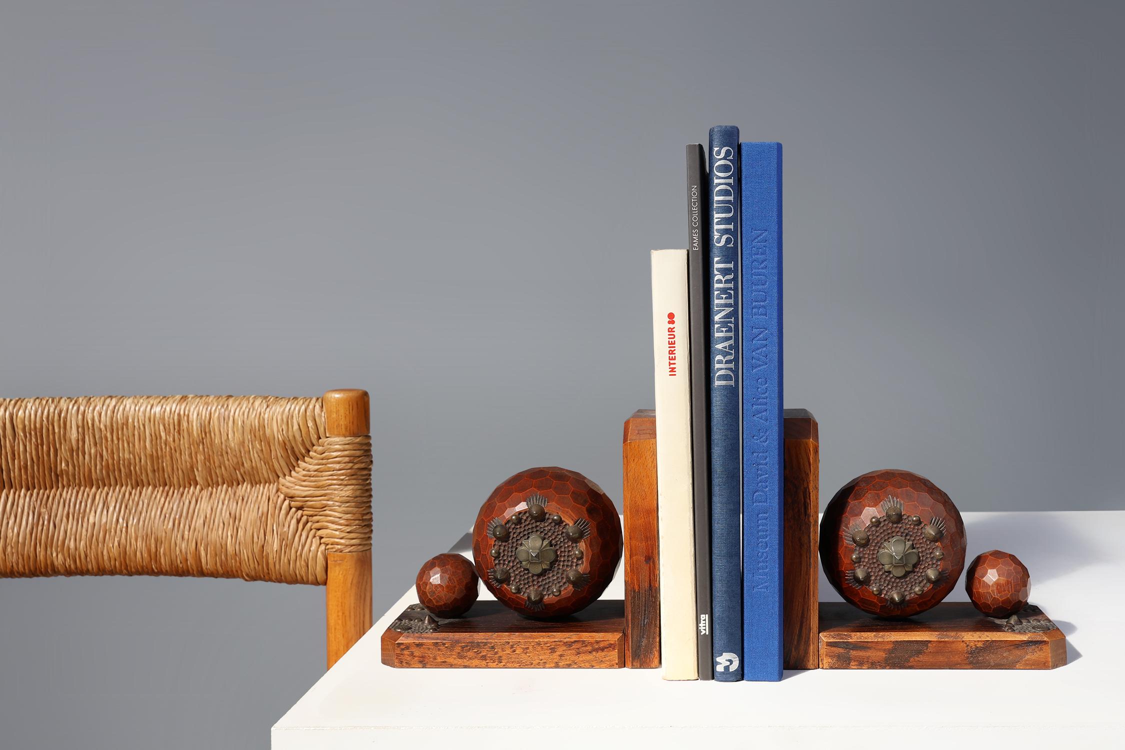 A French Art Deco style vintage pair of bookends made of solid oak wood. Each piece features two faceted balls, one smaller than the other, enhanced with metal decorative studs. 

These eye-catching sturdy wooden ball bookends, add a touch of