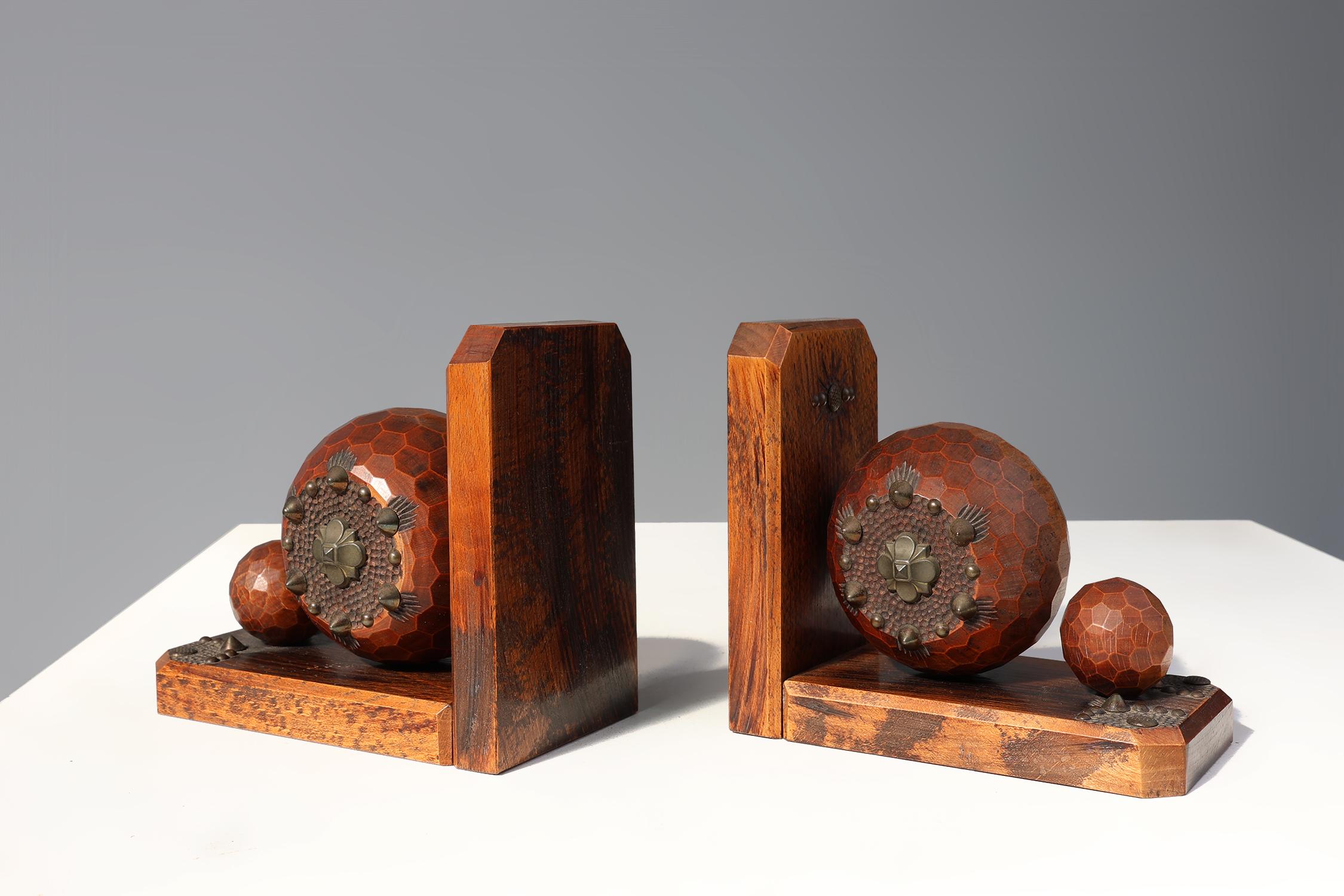 Pair of Art Deco faceted ball bookends in oak with metal decorations, France In Good Condition For Sale In Meulebeke, BE