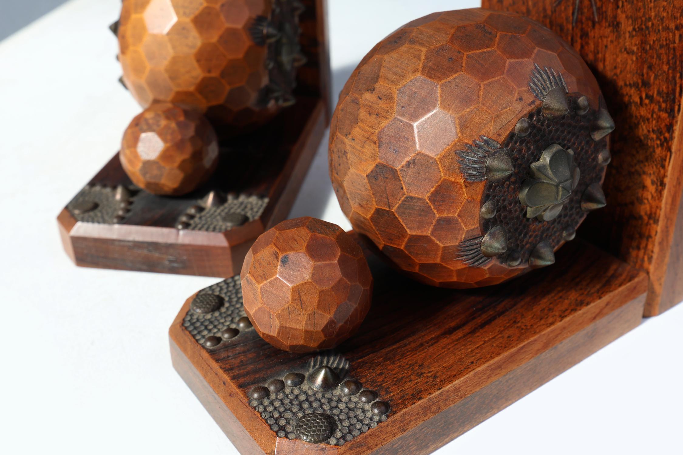 Pair of Art Deco faceted ball bookends in oak with metal decorations, France For Sale 2
