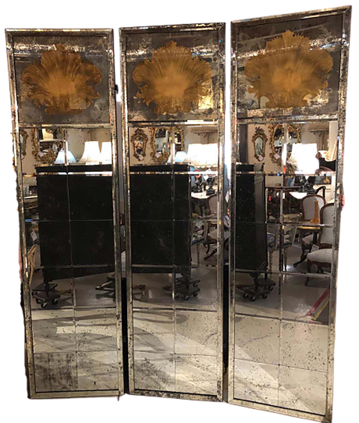 Hollywood Regency Paire de séparations de pièces ou paravents en miroir à trois panneaux de style Art Déco en vente