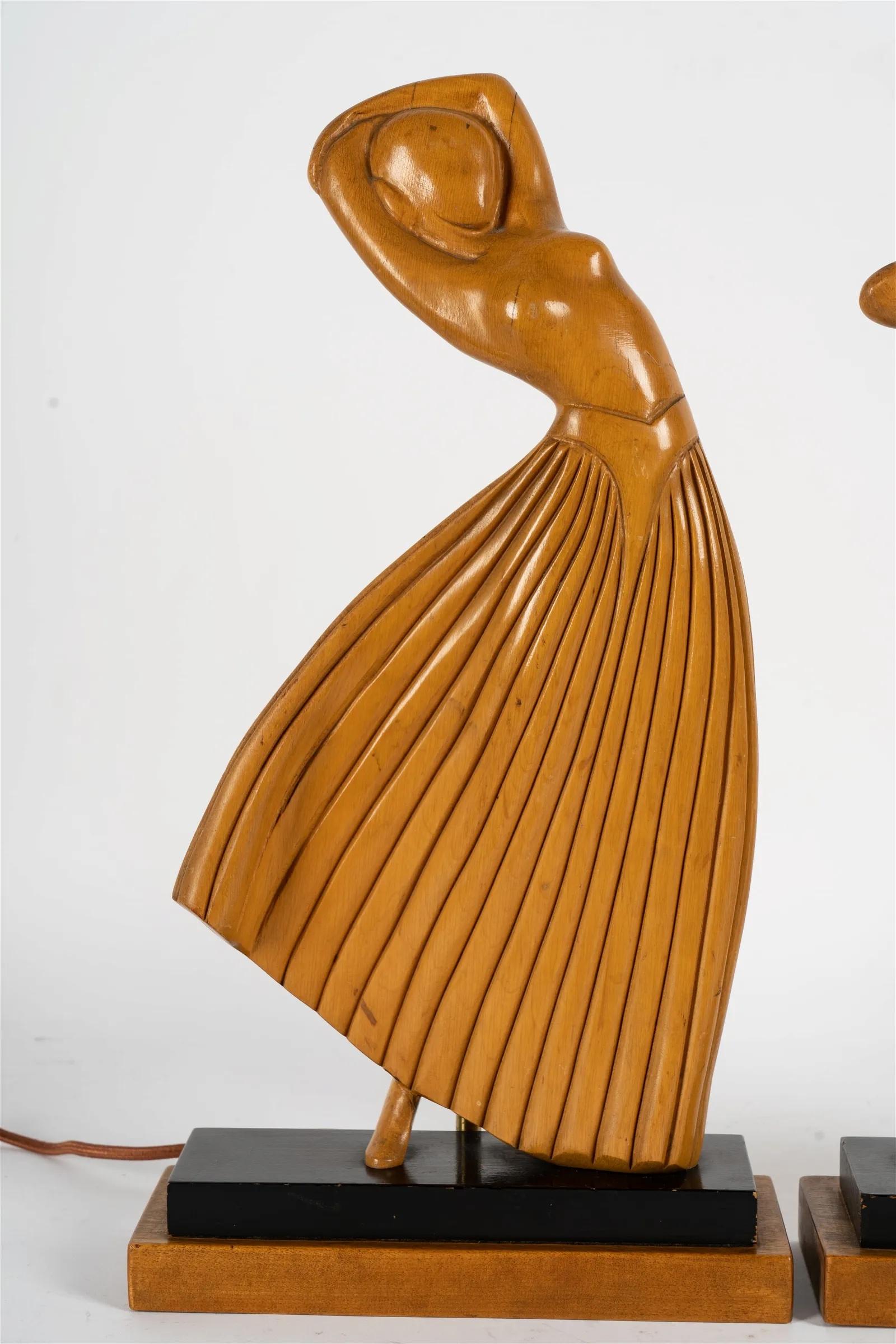 Paire de lampes de table art déco en bois sculpté représentant une danseuse, dans le style de Hagenauer.

Age:1950 - Aujourd'hui

Style architectural : Art déco

MATERIAL : Bois sculpté

Dimensions totales : 16 1/2