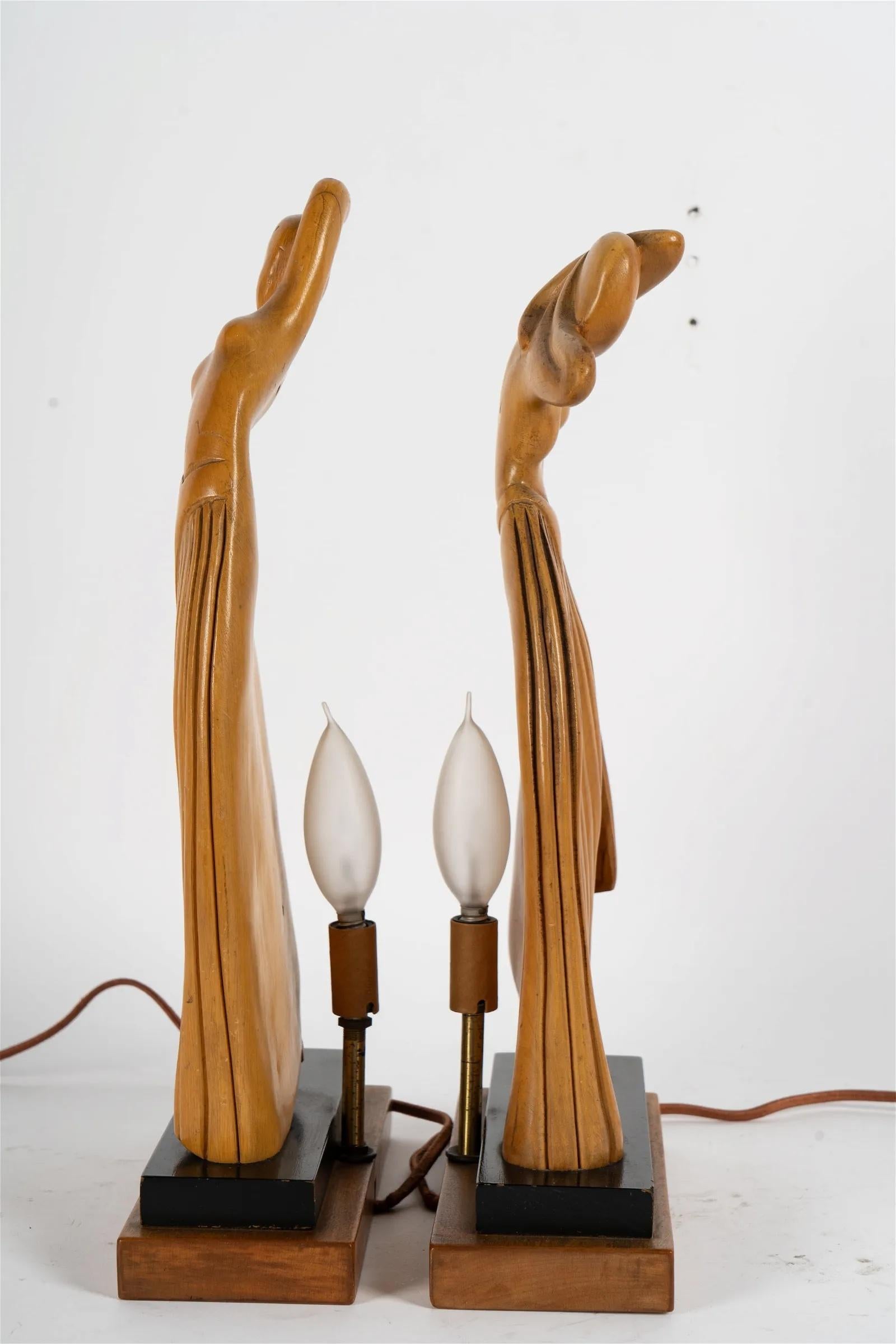 Américain Paire de lampes de table Art Deco Figural Dancer en Wood Carved Circa 1920's en vente