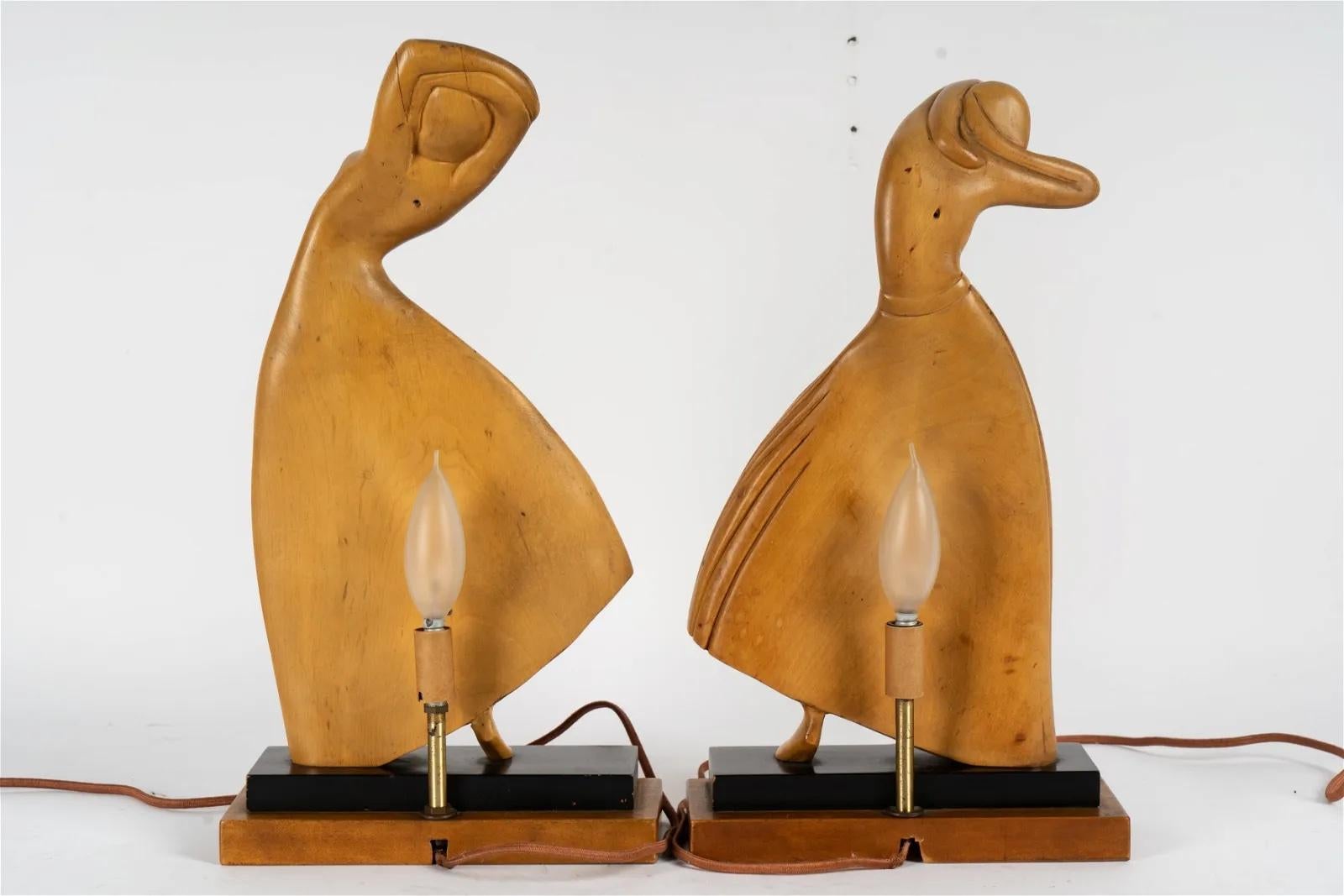 Sculpté à la main Paire de lampes de table Art Deco Figural Dancer en Wood Carved Circa 1920's en vente