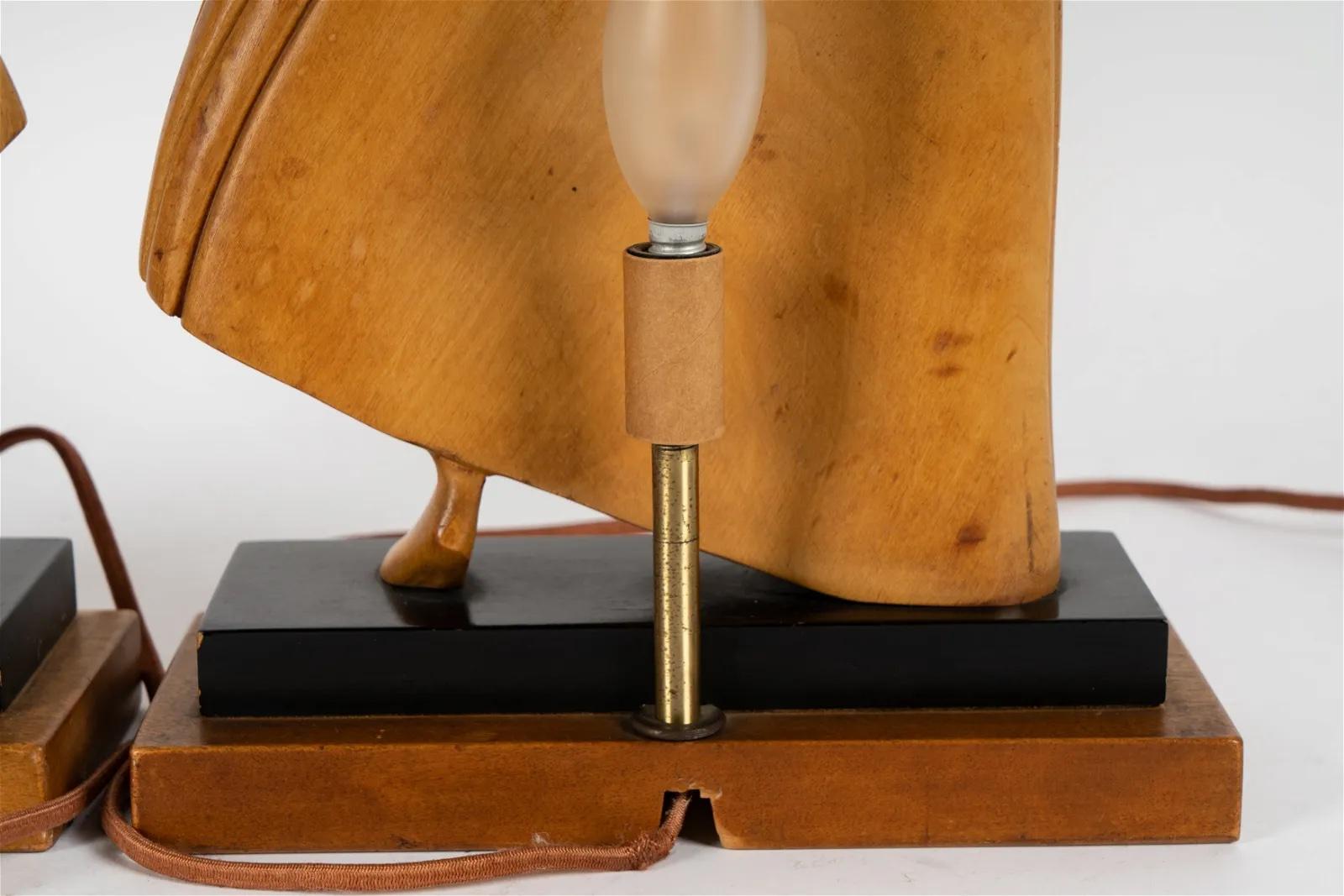 Laiton Paire de lampes de table Art Deco Figural Dancer en Wood Carved Circa 1920's en vente