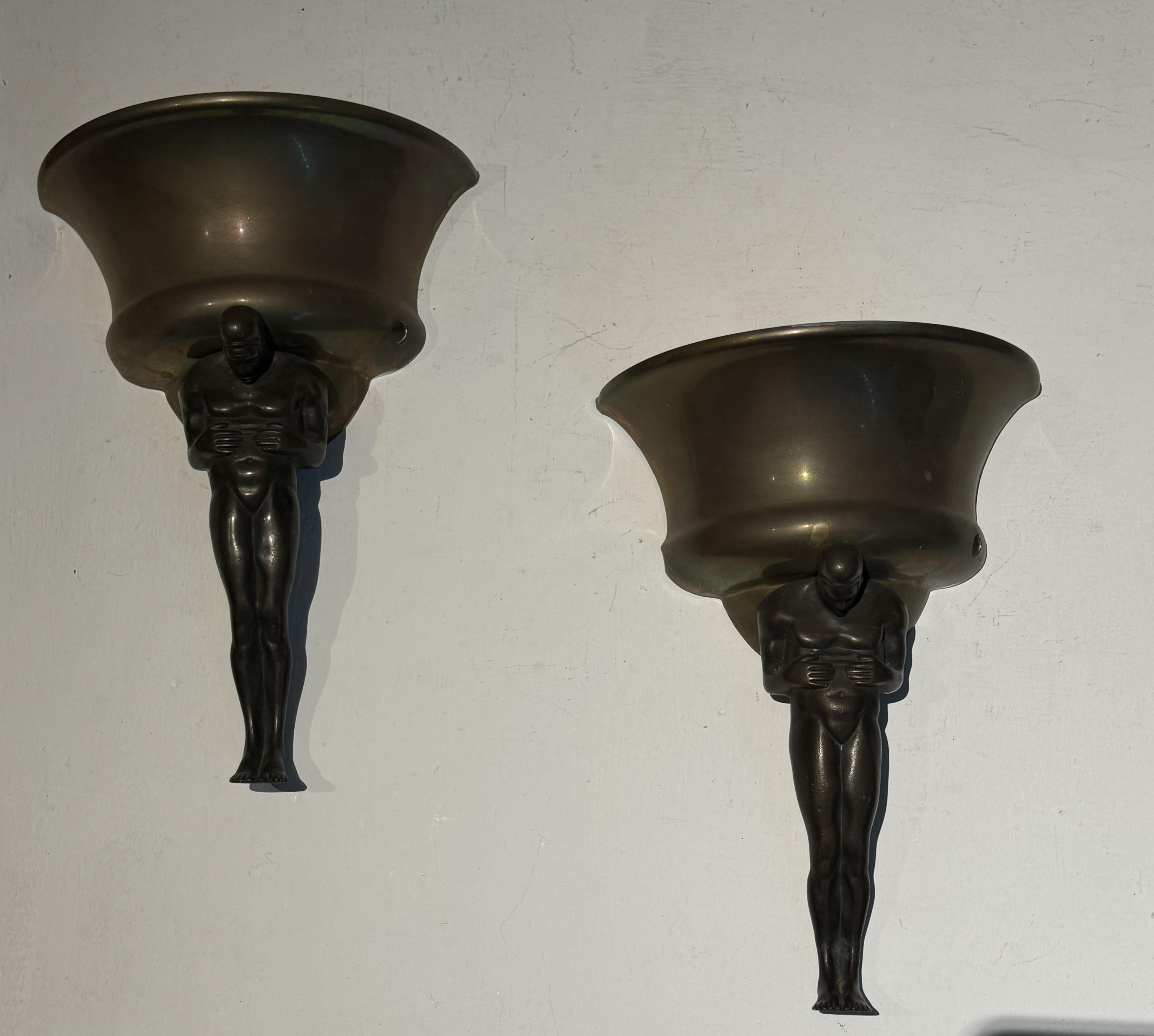 Francese Coppia di lampade figurative Art Deco, ottone e bronzo, Francia, circa anni '20 in vendita