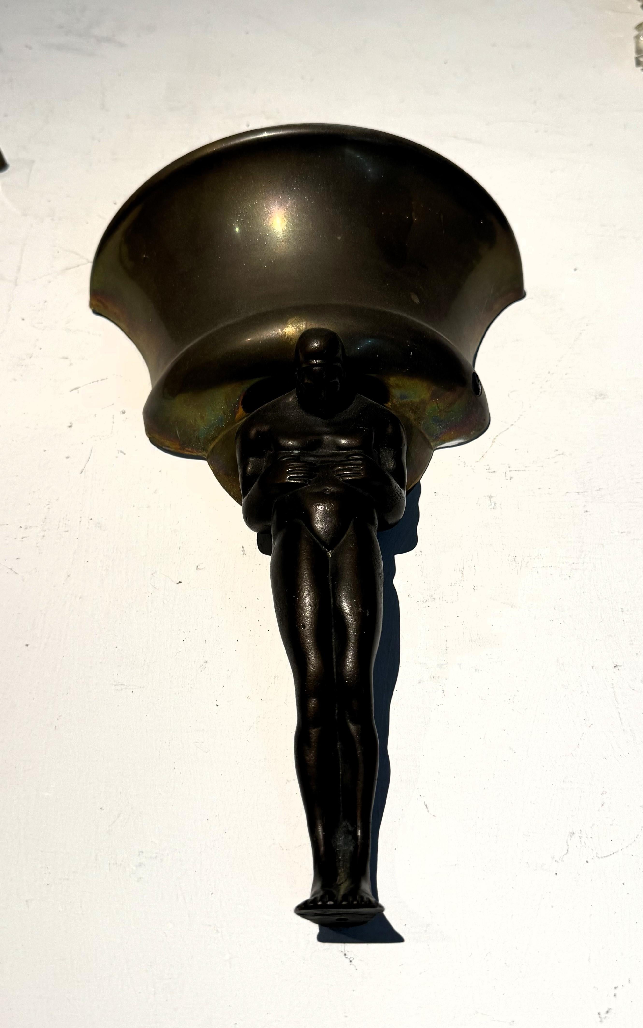Coppia di lampade figurative Art Deco, ottone e bronzo, Francia, circa anni '20 In condizioni discrete in vendita a Merida, Yucatan
