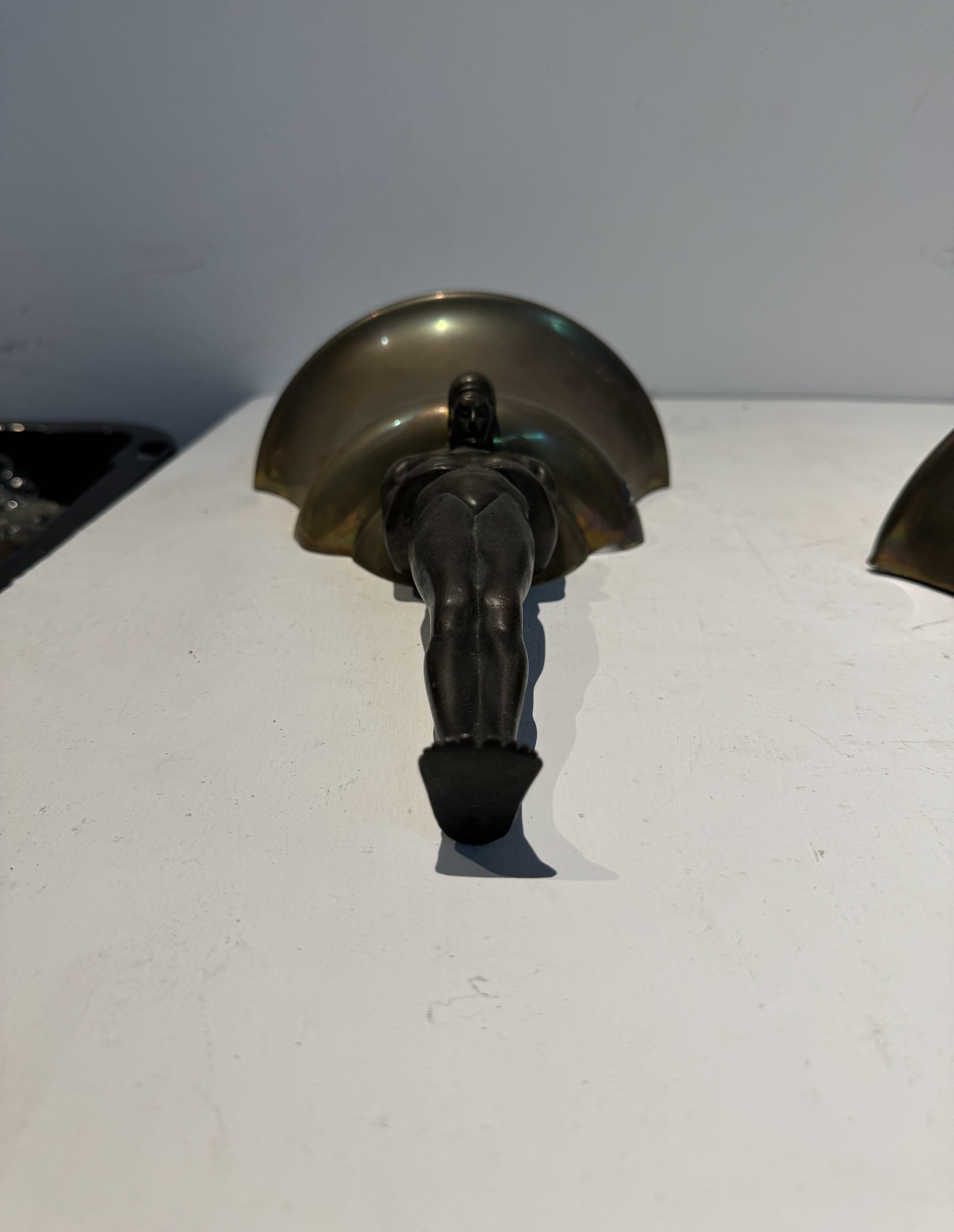 Inizio XX secolo Coppia di lampade figurative Art Deco, ottone e bronzo, Francia, circa anni '20 in vendita