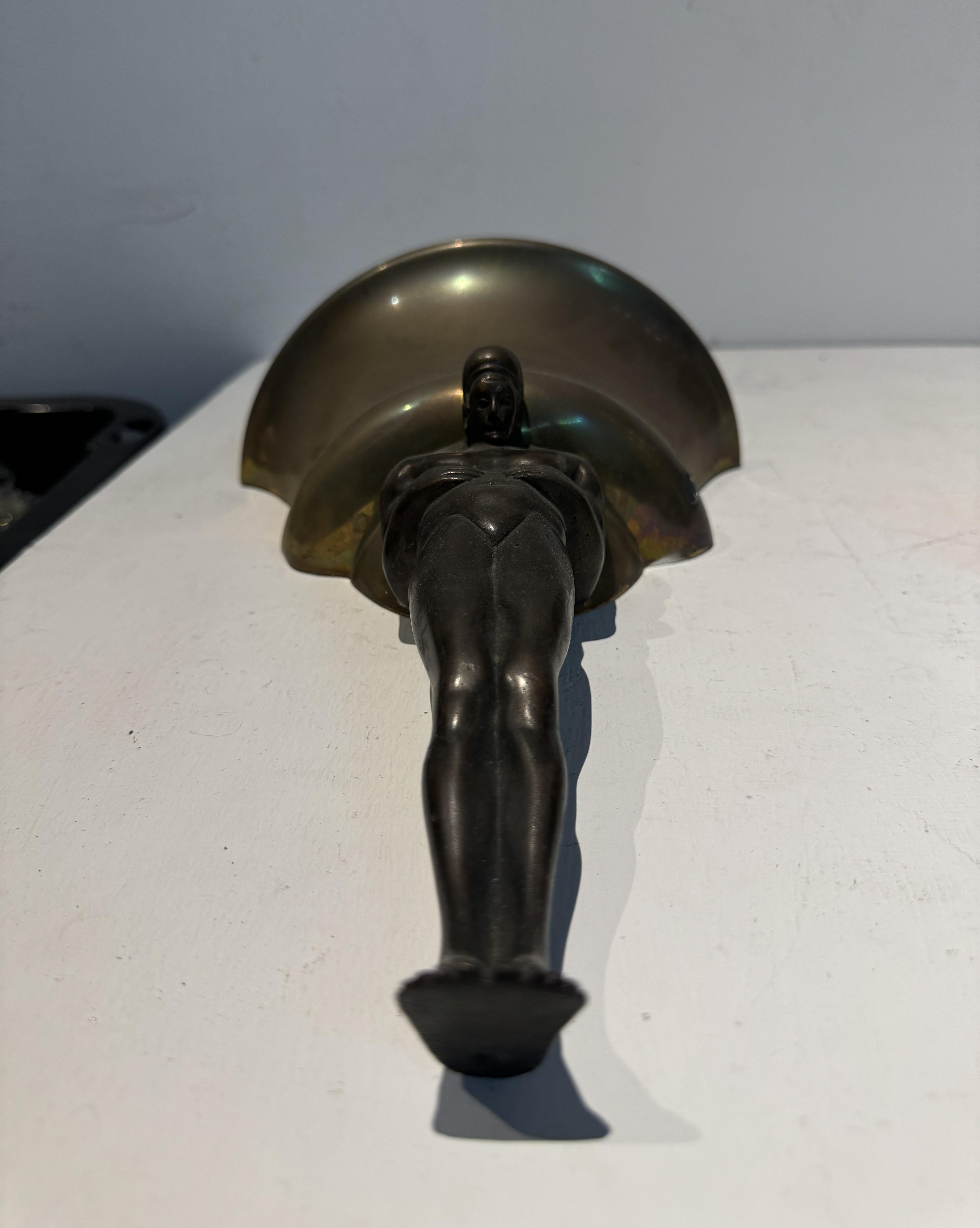 Ottone Coppia di lampade figurative Art Deco, ottone e bronzo, Francia, circa anni '20 in vendita