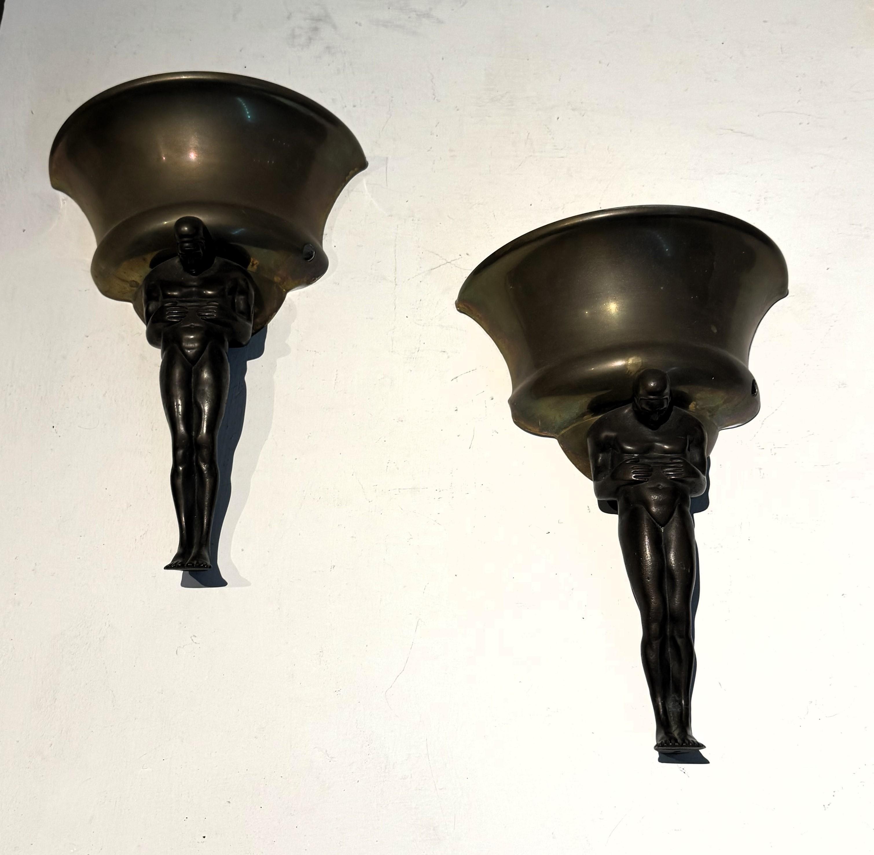 Coppia di lampade figurative Art Deco, ottone e bronzo, Francia, circa anni '20 in vendita 1