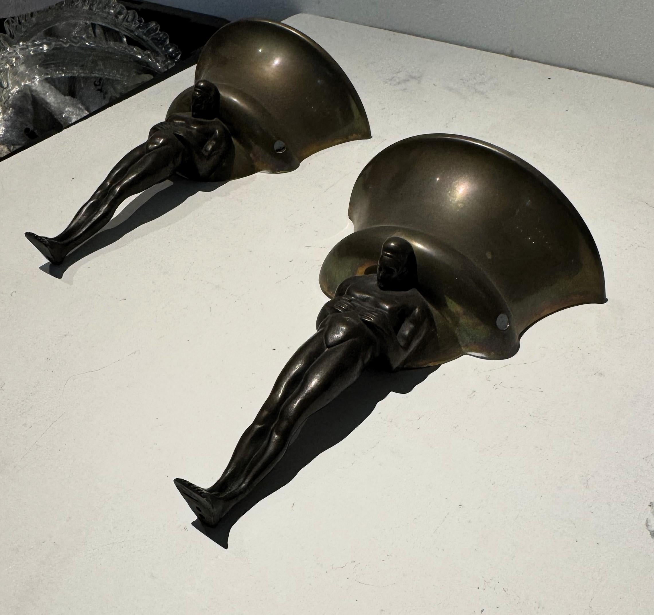 Coppia di lampade figurative Art Deco, ottone e bronzo, Francia, circa anni '20 in vendita 2