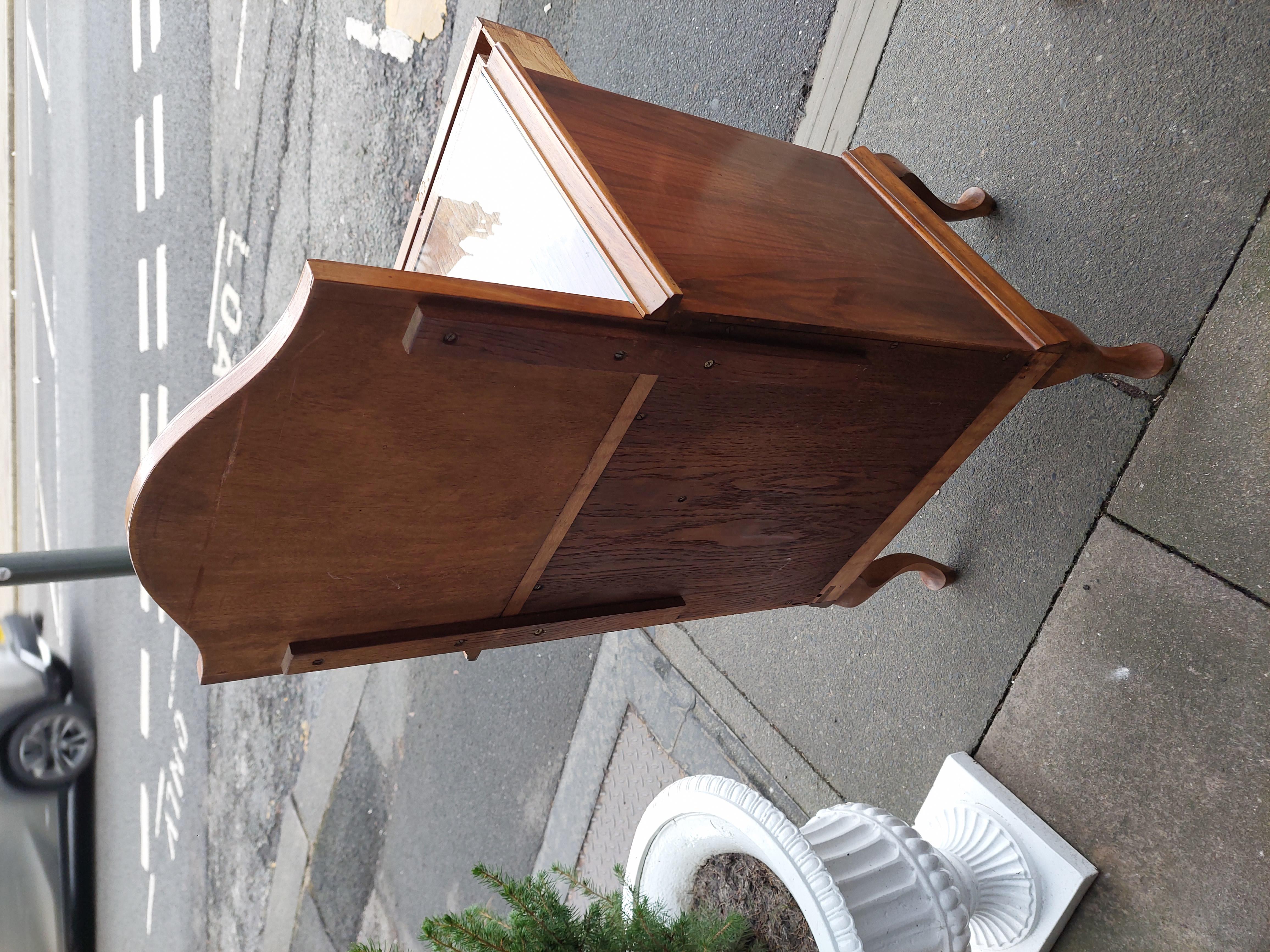 20th Century Pair of Art Deco Figured Walnut Bedside Cabinets For Sale