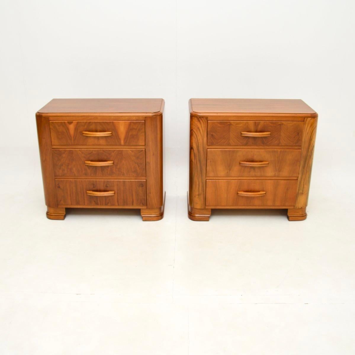 Una coppia di comodini in noce figurato Art Déco dal design elegante e raffinato. Sono stati prodotti in Inghilterra e risalgono agli anni '1940.

Sono di ottima qualità, di grandi dimensioni e offrono molto spazio. I bordi sono splendidamente