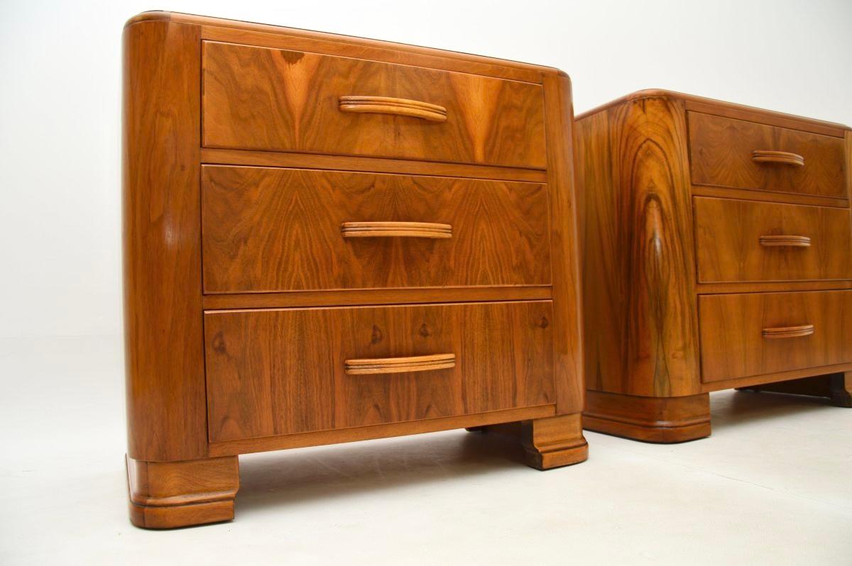 Coppia di comodini in noce figurato Art Déco in vendita 3
