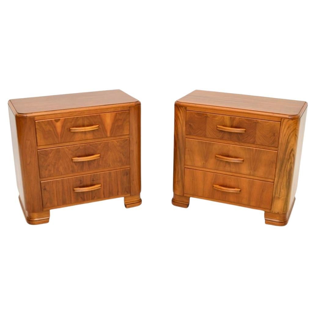 Paire de commodes Art Déco en noyer sculpté