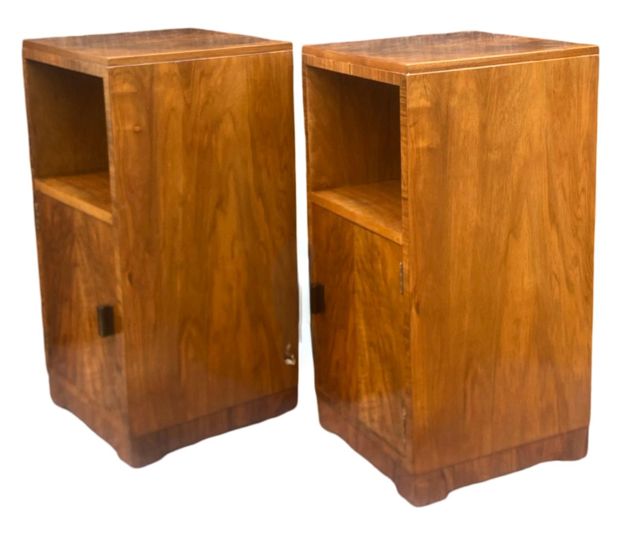 Pair of Art Deco Figured Walnut nightstands In Good Condition For Sale In Barnstaple, GB