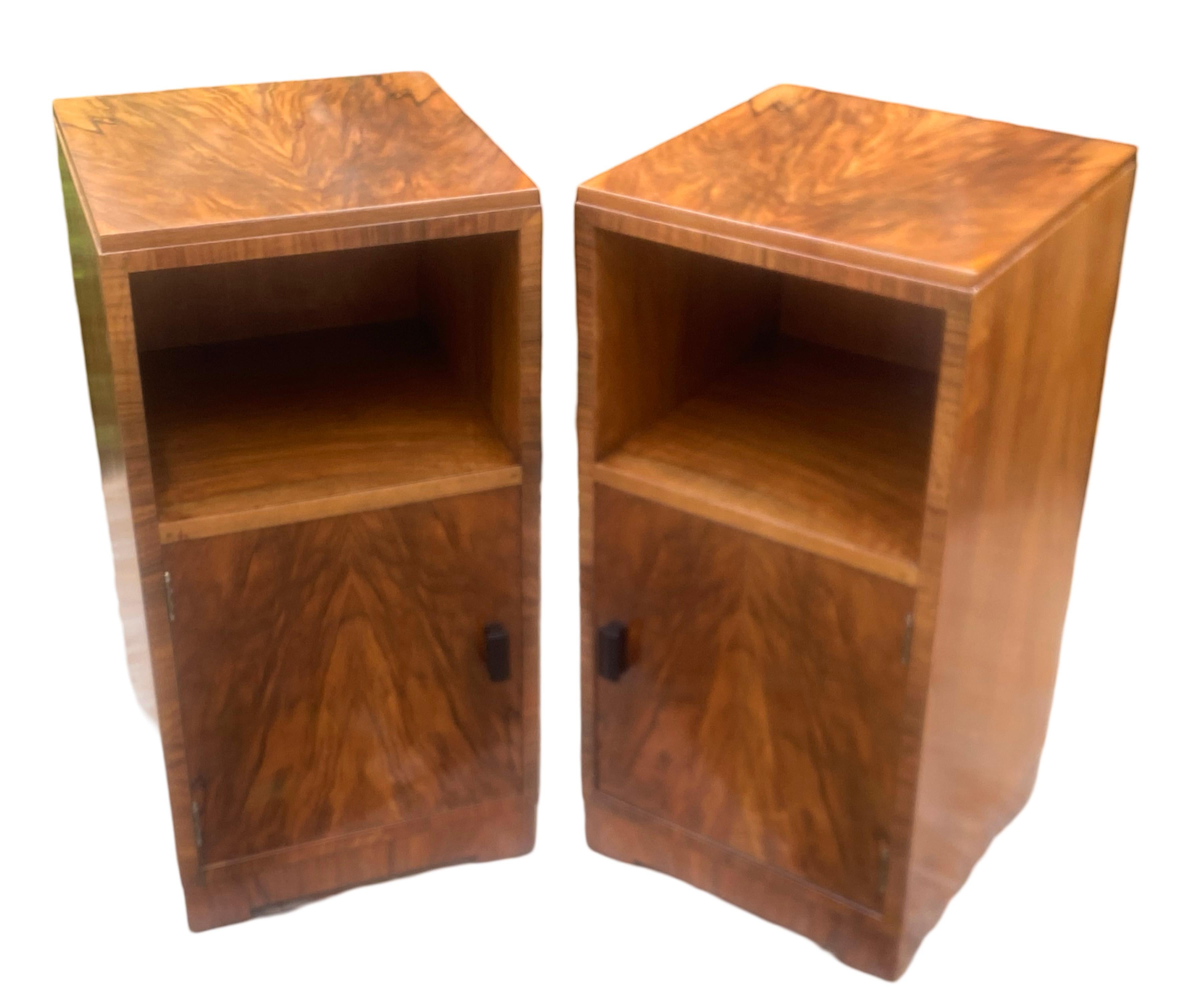 Early 20th Century Pair of Art Deco Figured Walnut nightstands For Sale