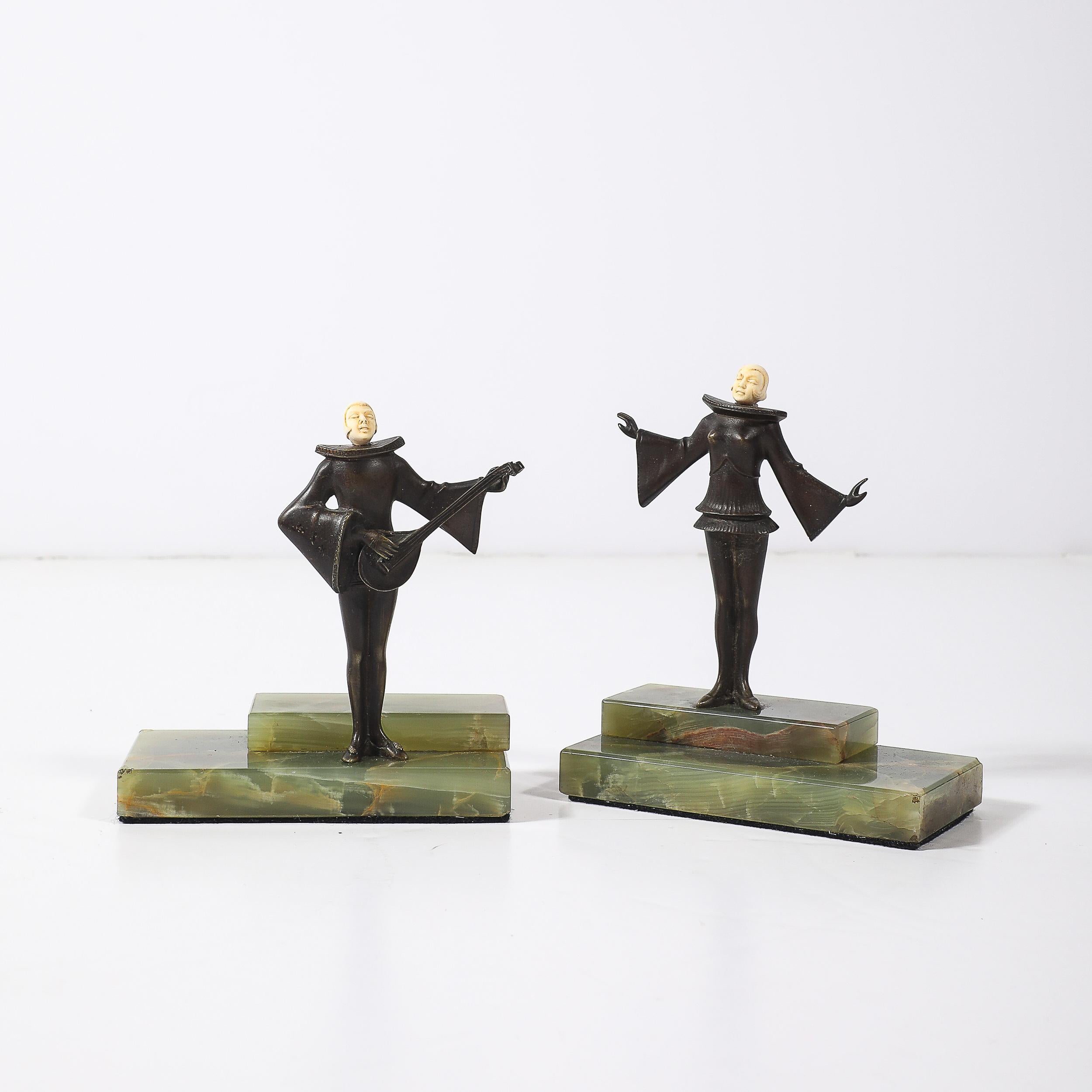 Questa coppia di fermalibri Art Deco flapper, realizzati in Francia intorno al 1930, celebra il glamour e la raffinatezza del movimento Art Deco. Una straordinaria combinazione di materiali e design, questi fermalibri sono una vera e propria