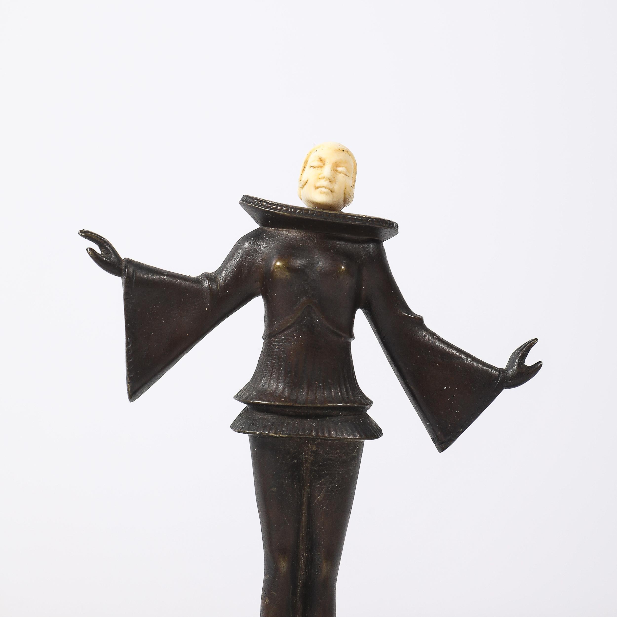 Coppia di reggilibri Art Deco Flapper in bronzo e bachelite su base rettilinea in onice in vendita 2