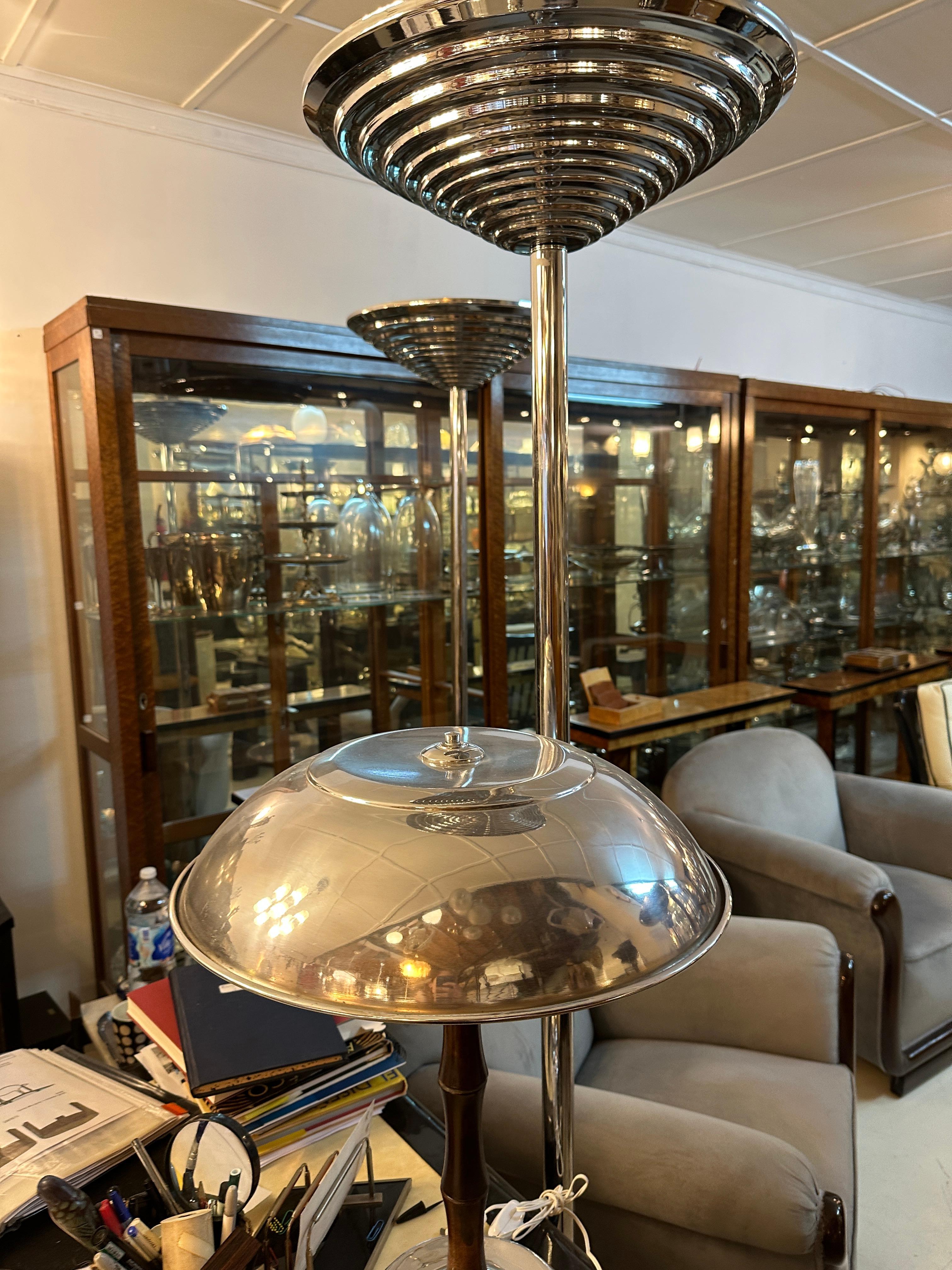 Coppia di lampade da terra Art Déco, Francia, vetro, legno e cromo, 1930 in vendita 4
