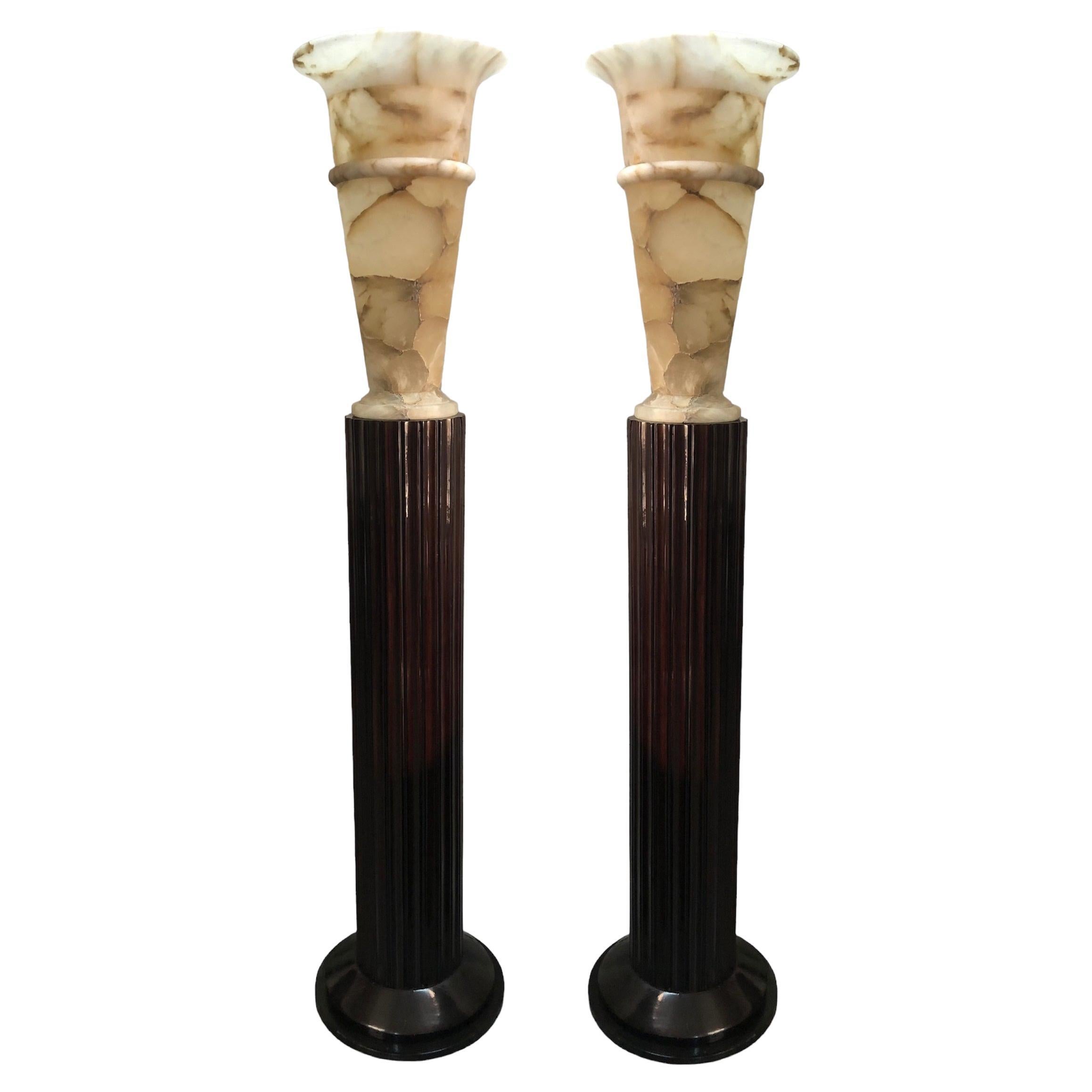 Paar Art-Déco-Stehlampen, Frankreich, Materialien: Holz und Alabaster, 1930