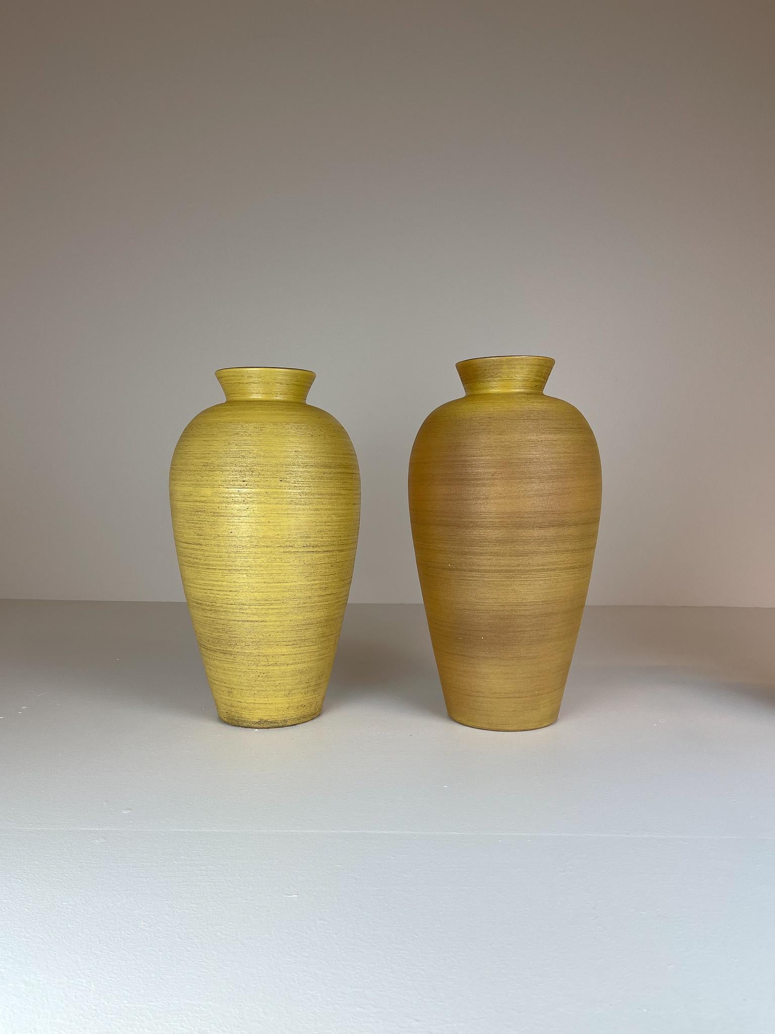 Paire de vases de sol Art Déco par Upsala Ekeby, Suède, années 1940 Bon état - En vente à Hillringsberg, SE