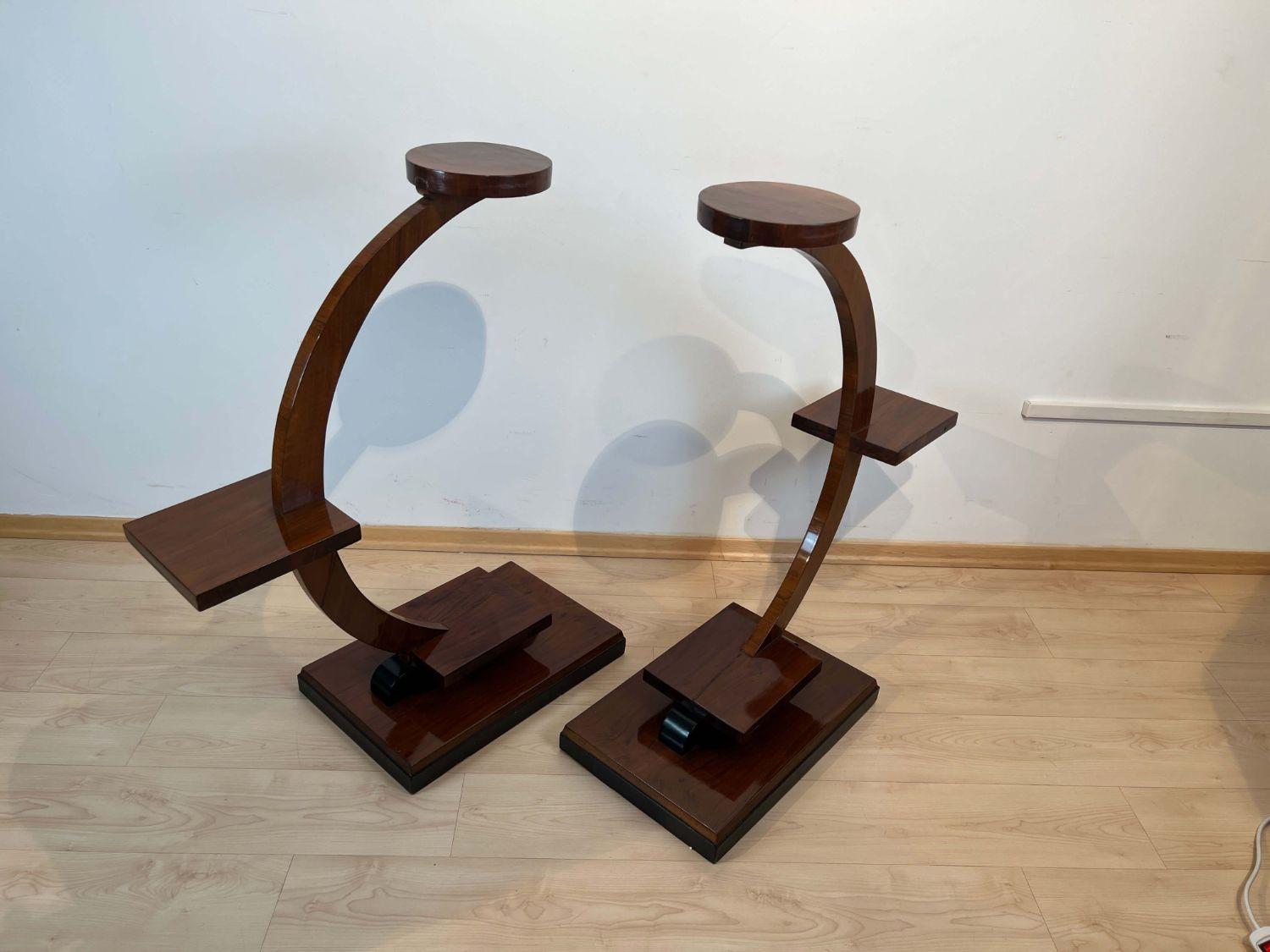 Pair of Art Deco Flower Stands or Side Tables, Walnut Veneer, France, circa 1925 In Good Condition In Regensburg, DE