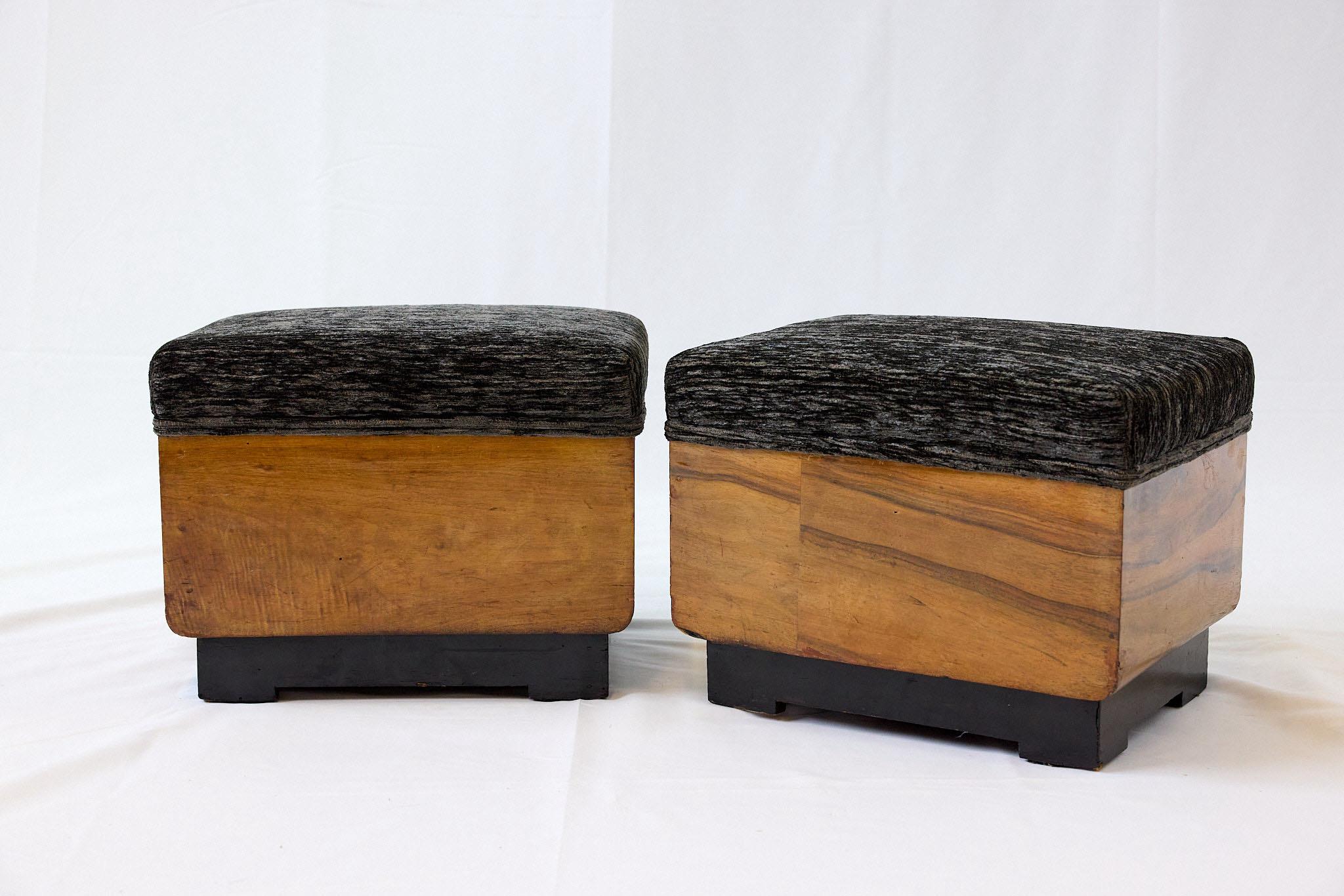 Paire de poufs Art Déco du 20e siècle, fabriqués en Italie, vers les années 1930.

Les cadres rectangulaires en bois des tabourets sont magnifiquement plaqués en noyer ronceux et reposent sur des bases laquées noires. Les tabourets rembourrés sont