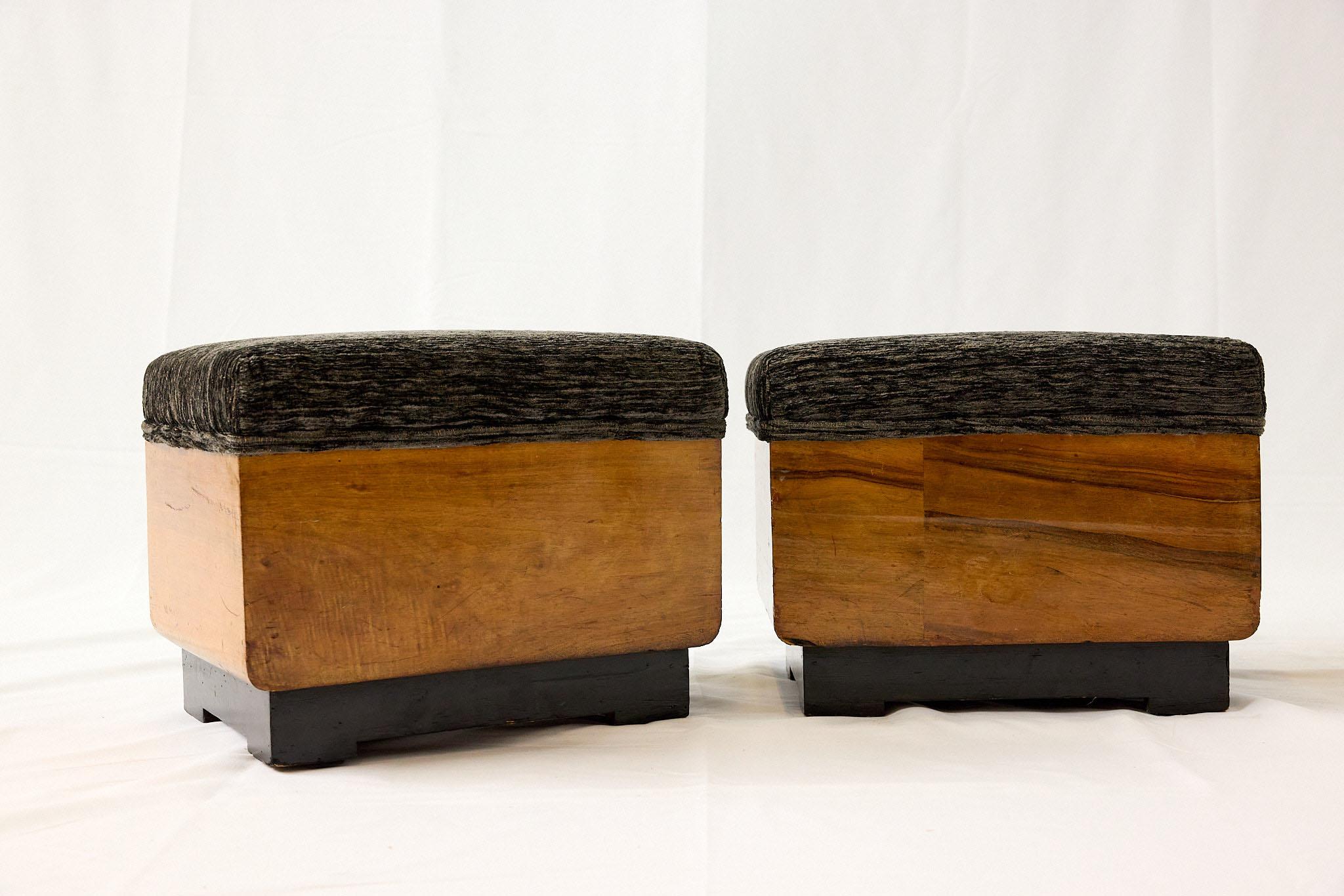 Tissu d'ameublement Paire de tabourets Art Déco en noyer, Italie années 1930 en vente