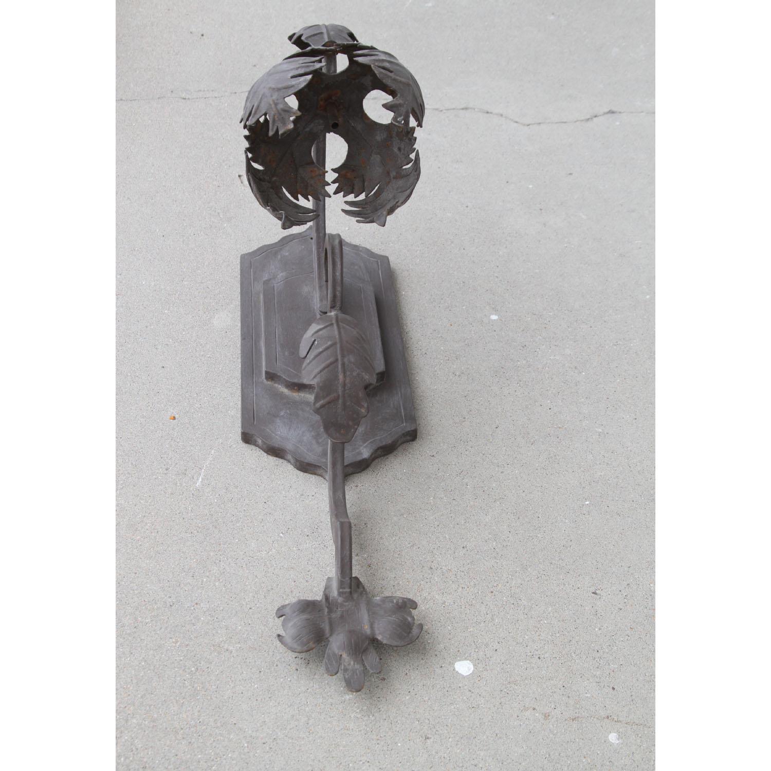 Coppia di candelabri da parete in metallo forgiato in stile Art Deco in vendita 4