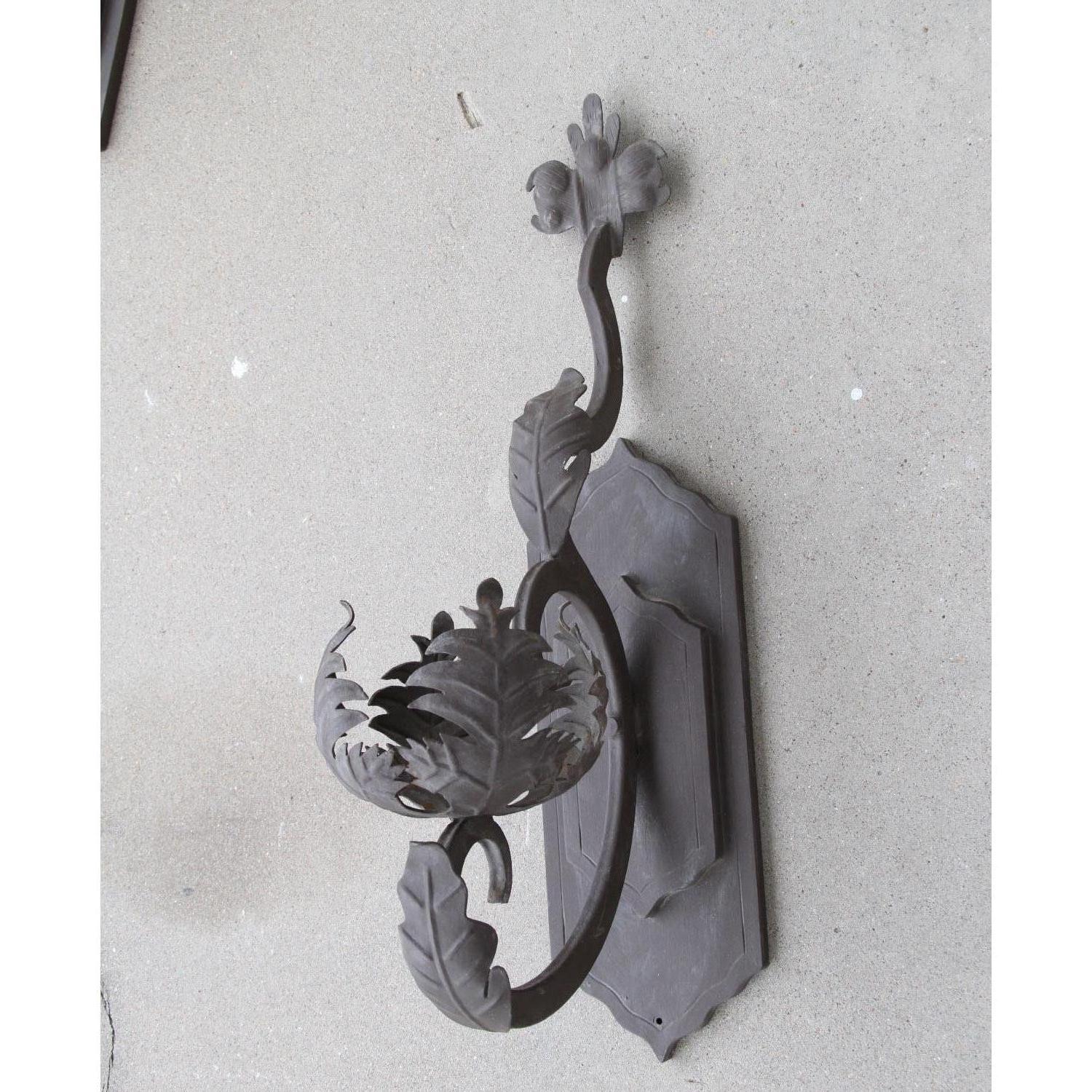 Coppia di candelabri da parete in metallo forgiato in stile Art Deco in vendita 5