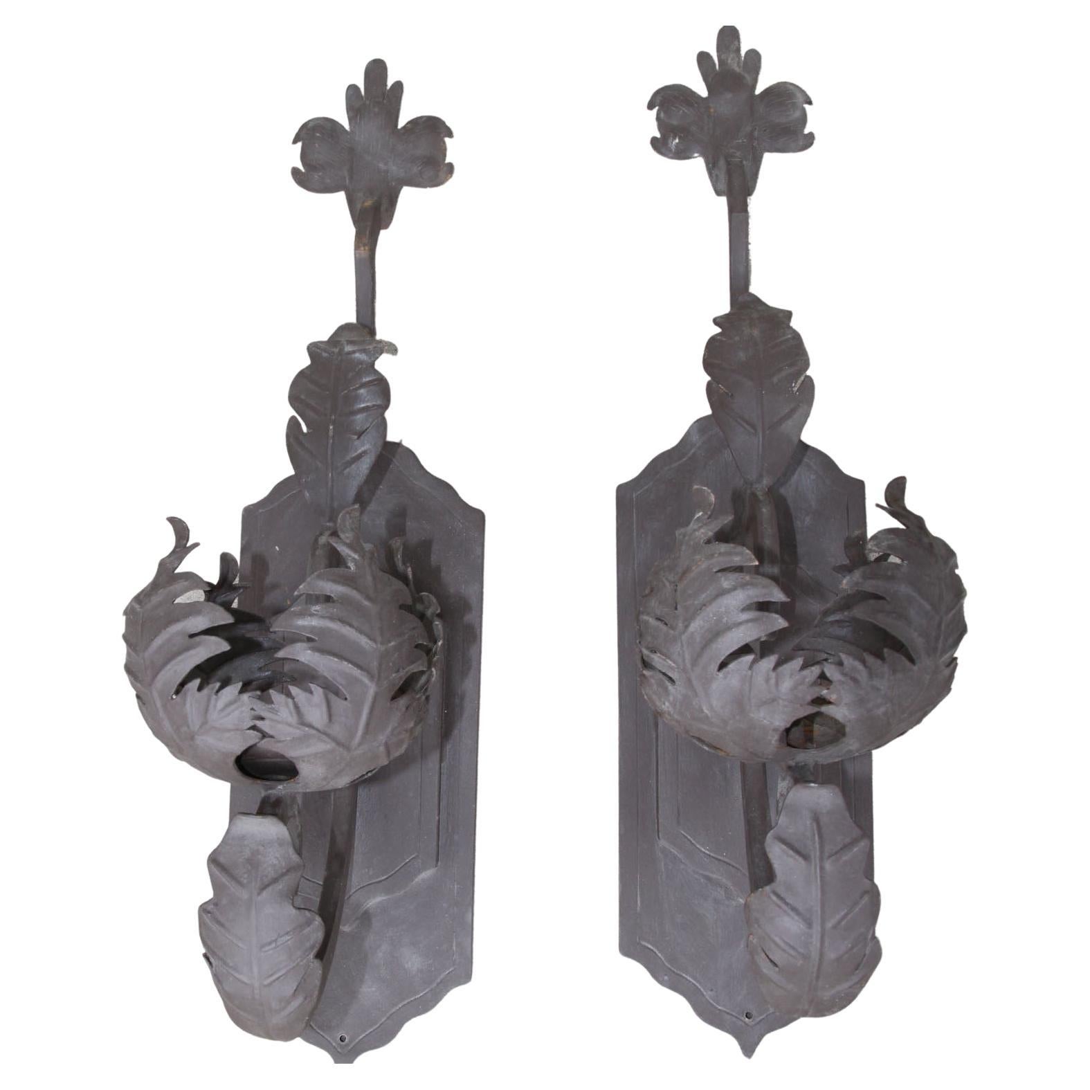 Coppia di lampade da parete in stile Art Déco

Coppia di bellissime applique in ferro forgiato a mano.  