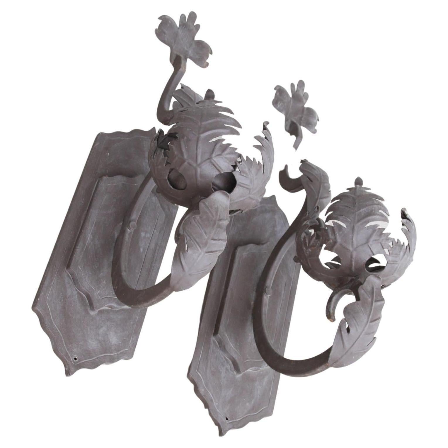 Art Déco Coppia di candelabri da parete in metallo forgiato in stile Art Deco in vendita