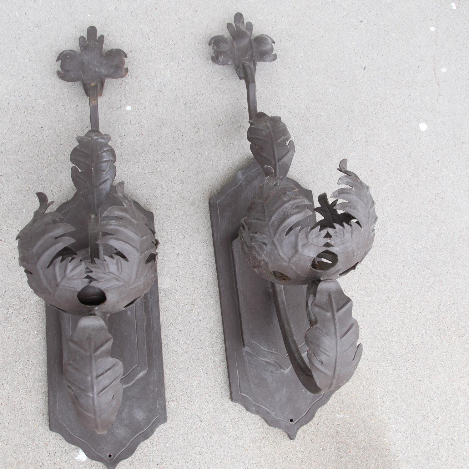 Europeo Coppia di candelabri da parete in metallo forgiato in stile Art Deco in vendita