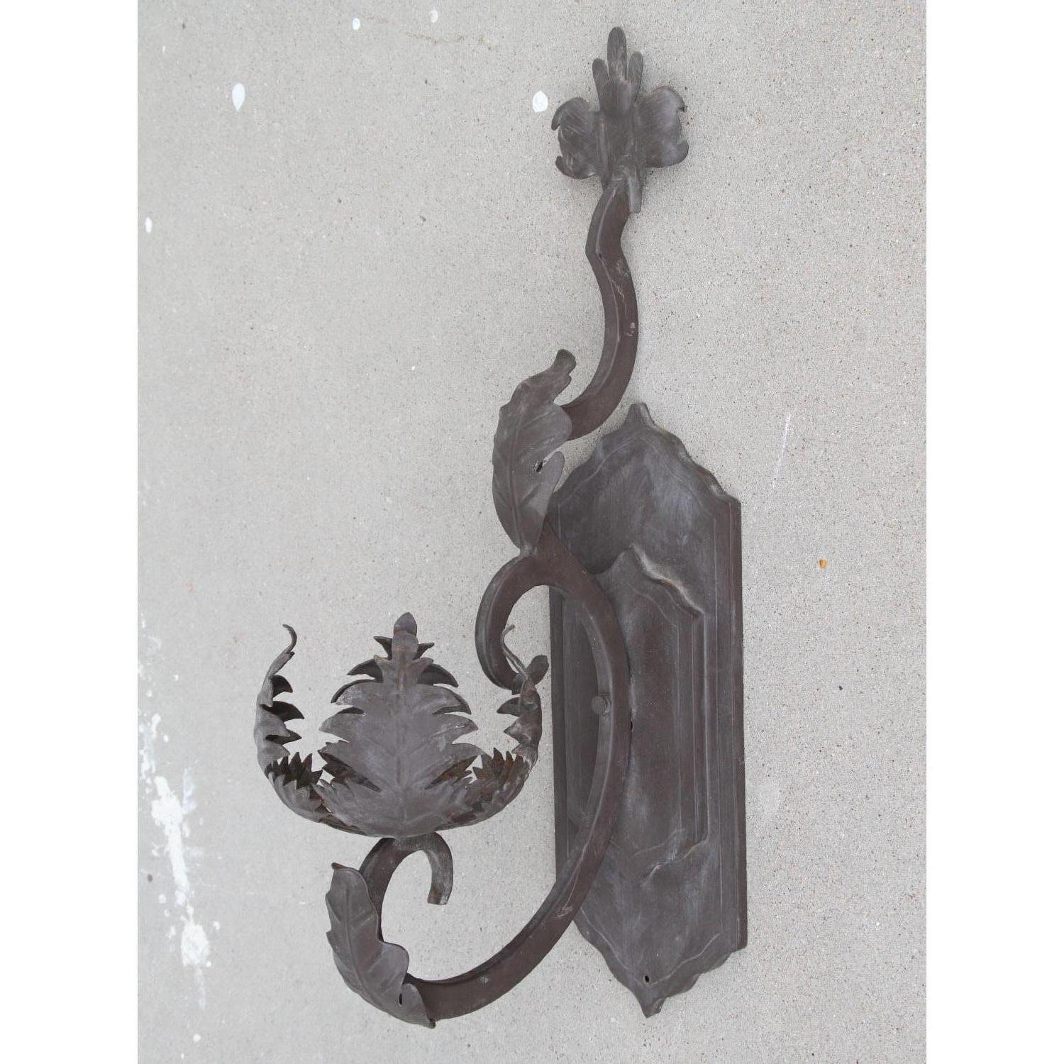 Ferro battuto Coppia di candelabri da parete in metallo forgiato in stile Art Deco in vendita