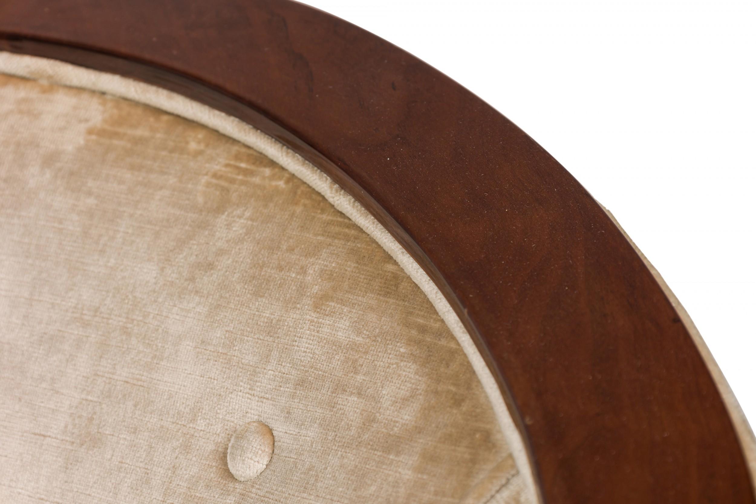 Coppia di sedie da vasca francesi Art Deco beige imbottite in legno con braccioli a scalino in vendita 5