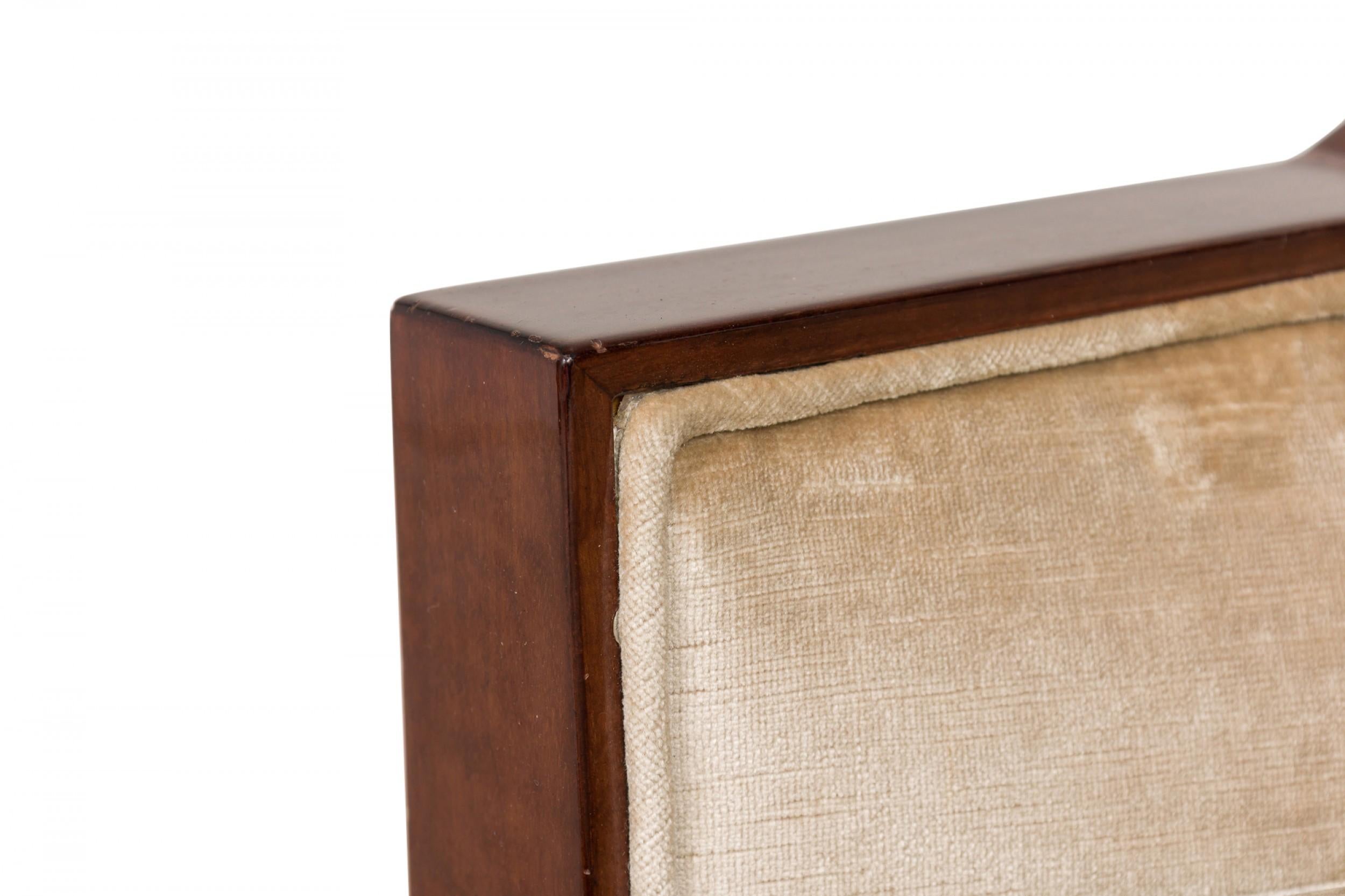 Coppia di sedie da vasca francesi Art Deco beige imbottite in legno con braccioli a scalino in vendita 6